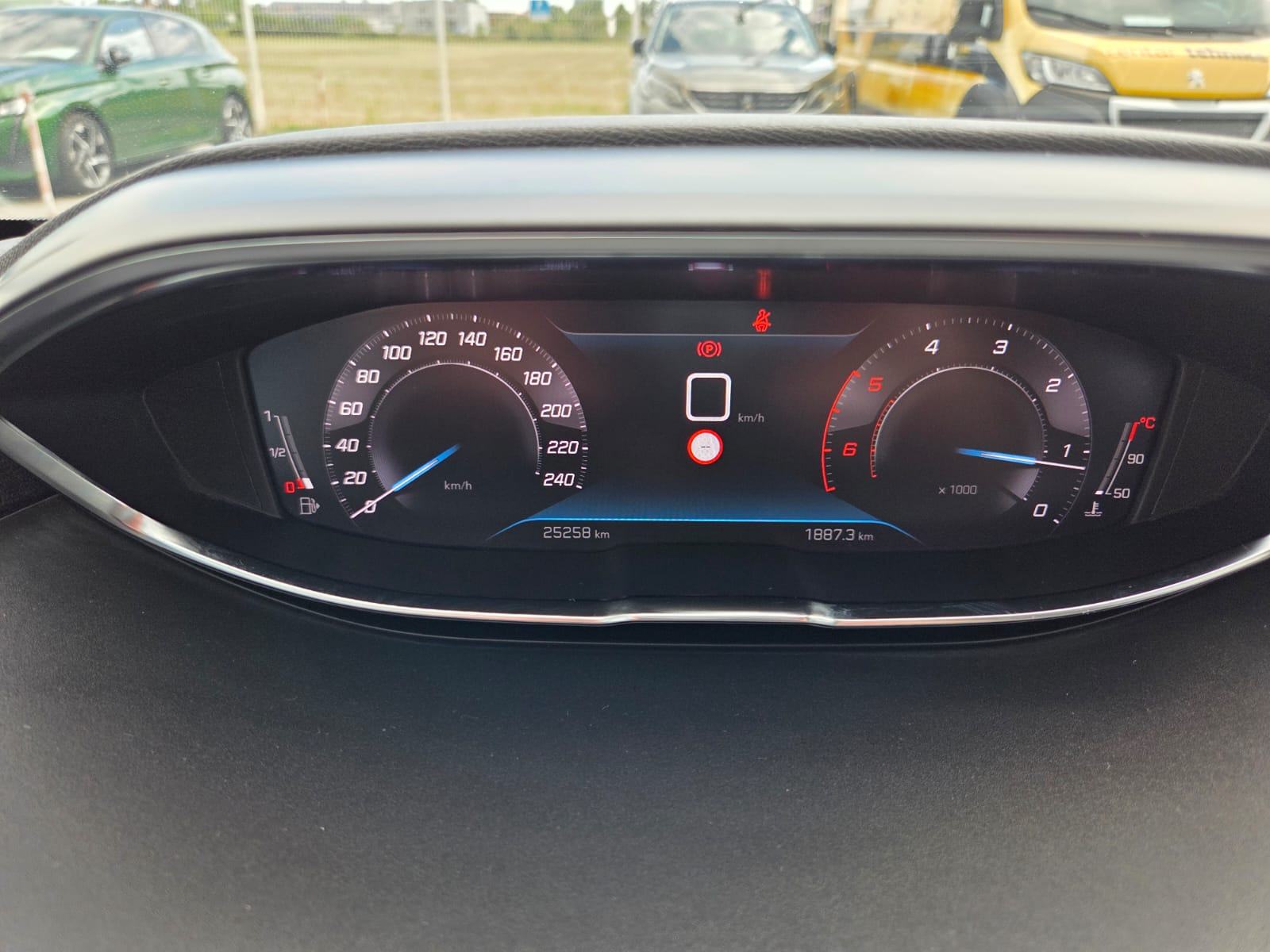 PEUGEOT 3008 1,5 BlueHDI 130 KS,ALLURE,NAVIGACIJ.KAMERE,SAMO 25 000 KM, fotografija 13