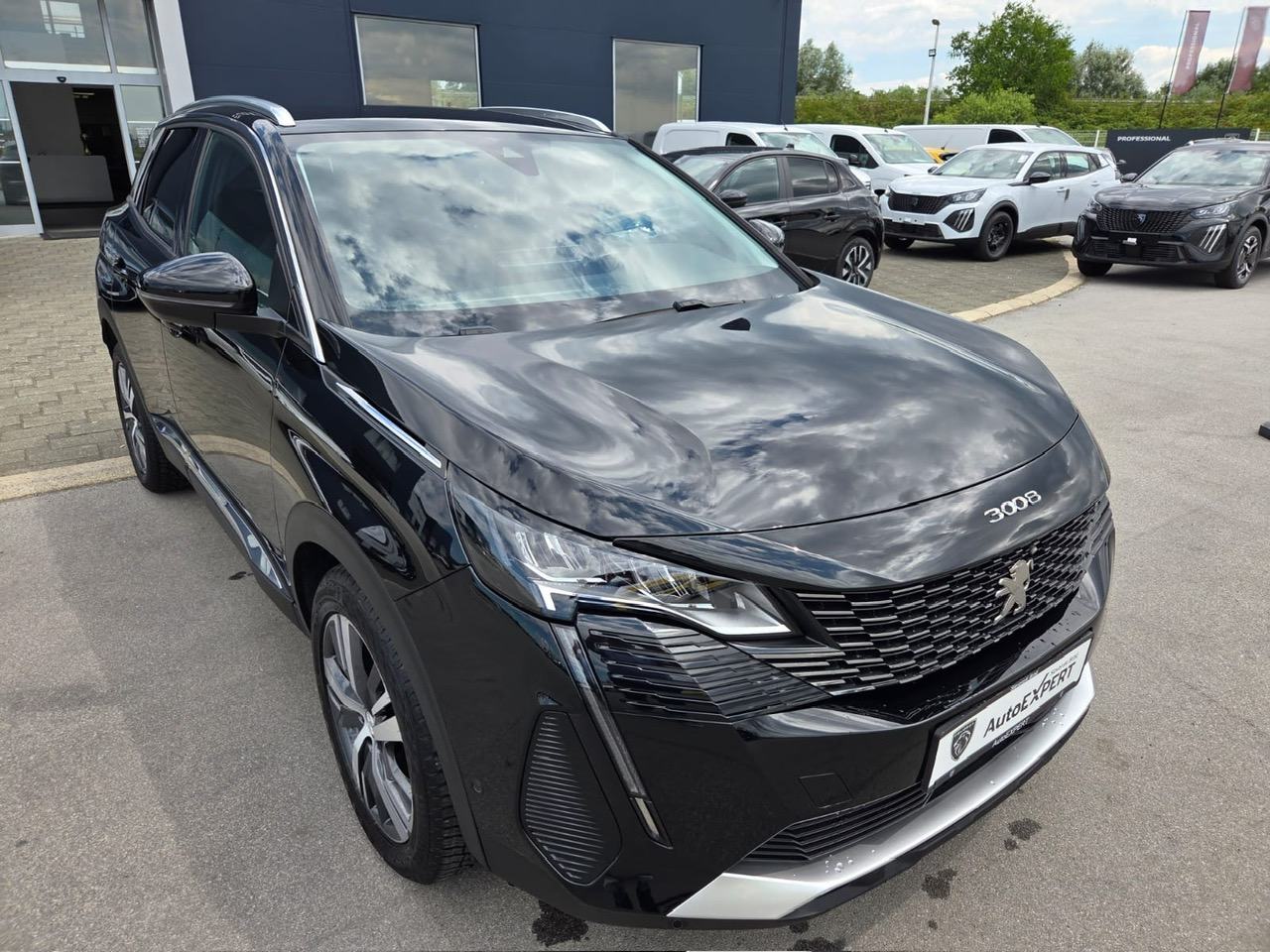 PEUGEOT 3008 1,5 BlueHDI 130 KS,ALLURE,NAVIGACIJ.KAMERE,SAMO 25 000 KM, fotografija 2