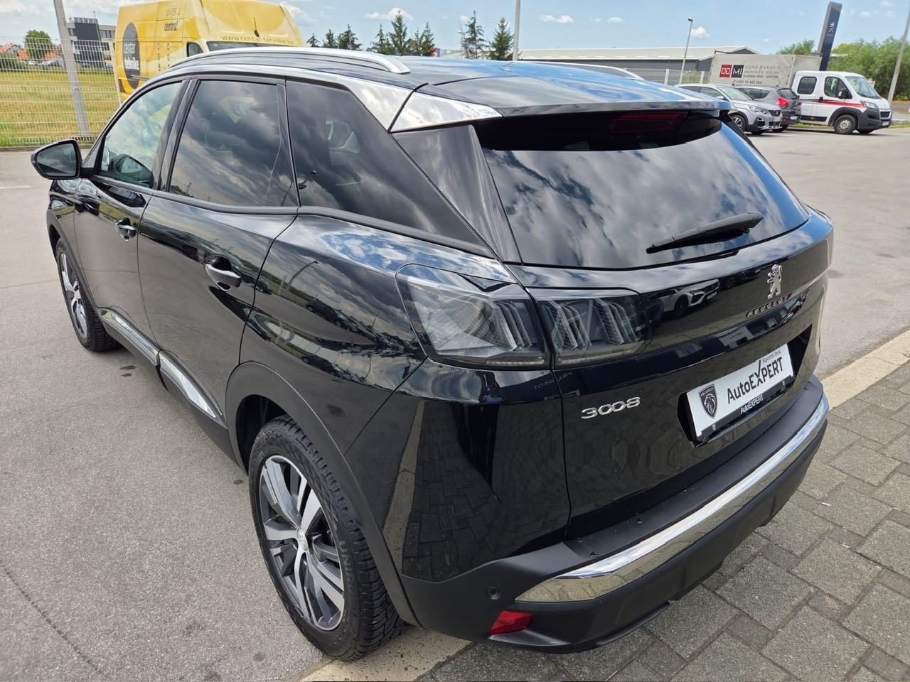 PEUGEOT 3008 1,5 BlueHDI 130 KS,ALLURE,NAVIGACIJ.KAMERE,SAMO 25 000 KM, fotografija 6
