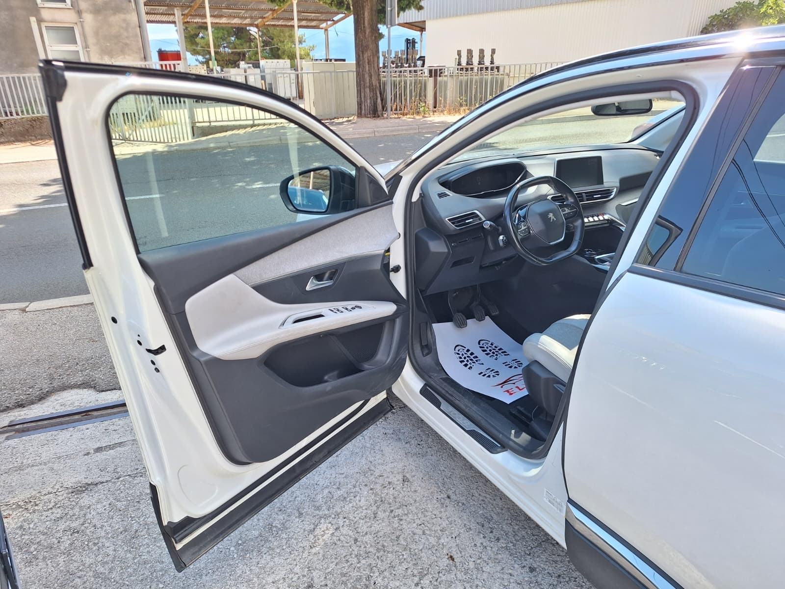 Peugeot 3008 1,5 BlueHDI 130KS ALLUR /LED/NAVIGACIJA, fotografija 10