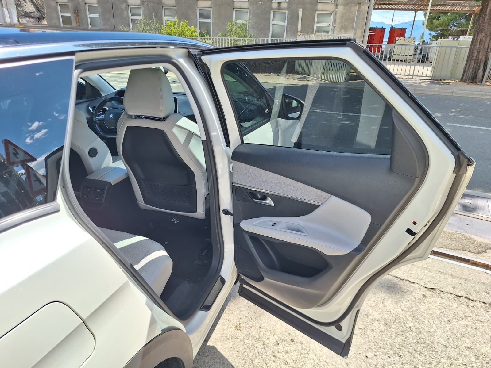 Peugeot 3008 1,5 BlueHDI 130KS ALLUR /LED/NAVIGACIJA, fotografija 18