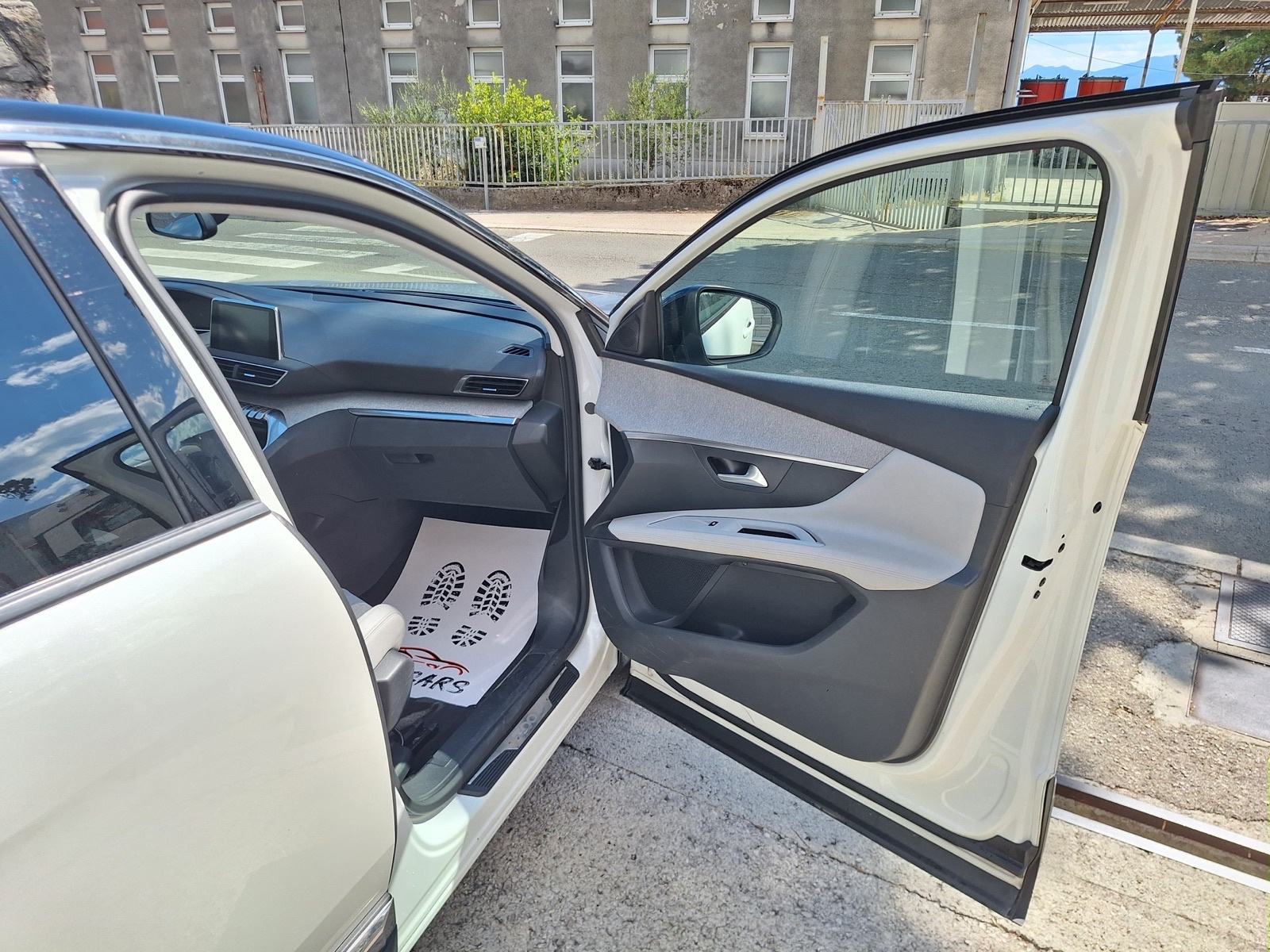 Peugeot 3008 1,5 BlueHDI 130KS ALLUR /LED/NAVIGACIJA, fotografija 15