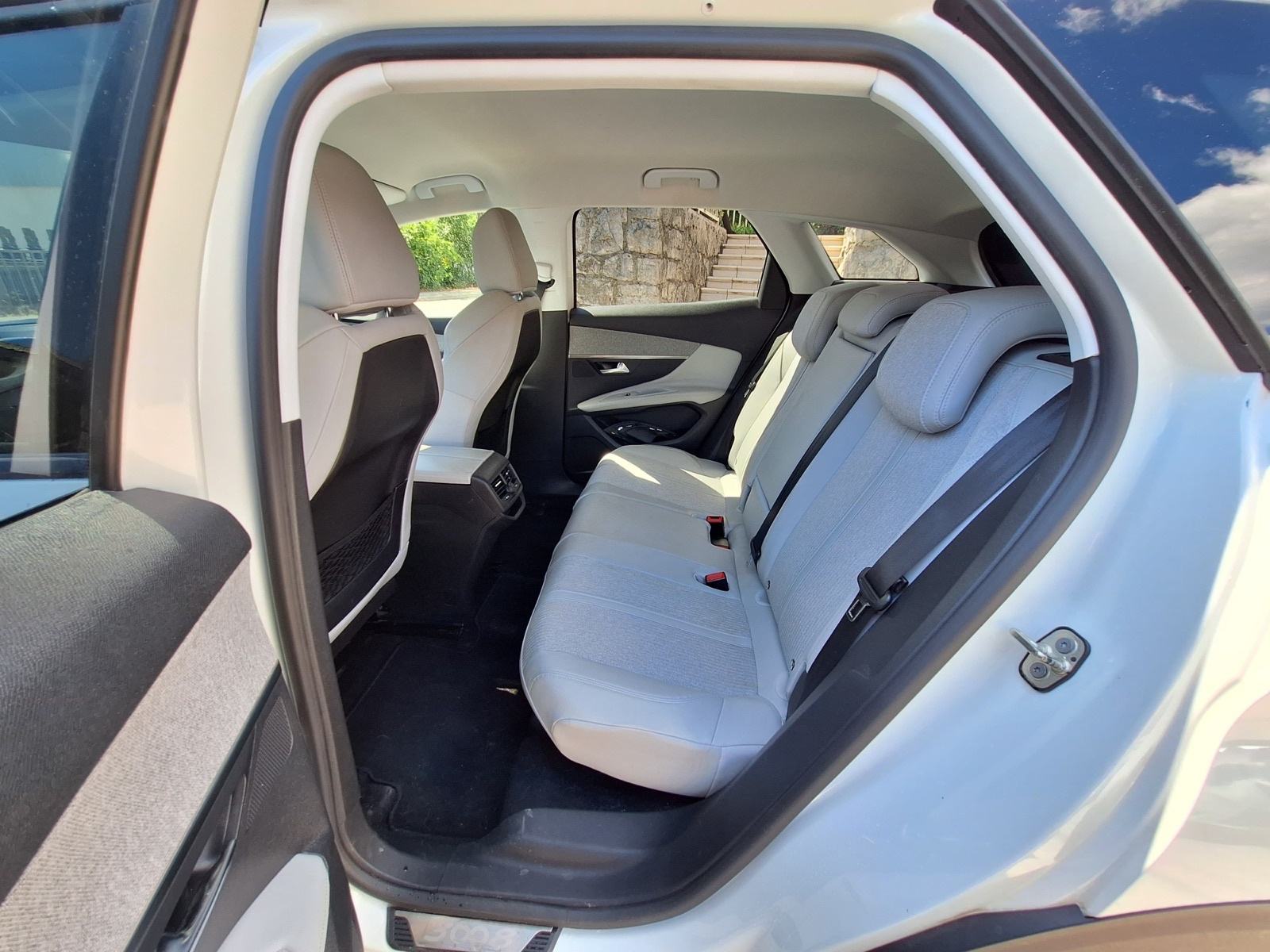 Peugeot 3008 1,5 BlueHDI 130KS ALLUR /LED/NAVIGACIJA, fotografija 19
