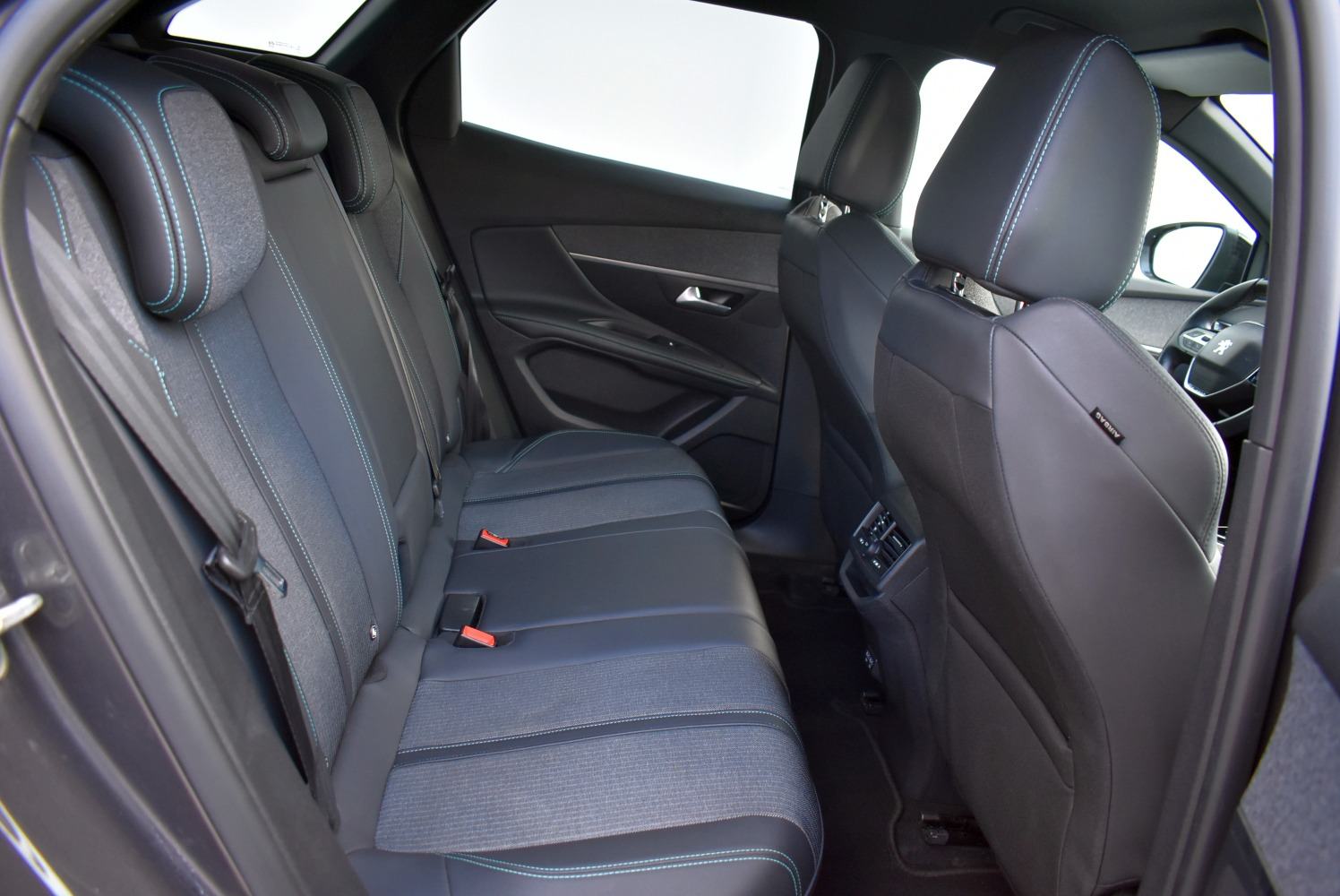 Peugeot 3008 1.5 HDI A/T *HR SERVISNA, ODLIČNA OPREMA, REG.DO 02/2027*, fotografija 6