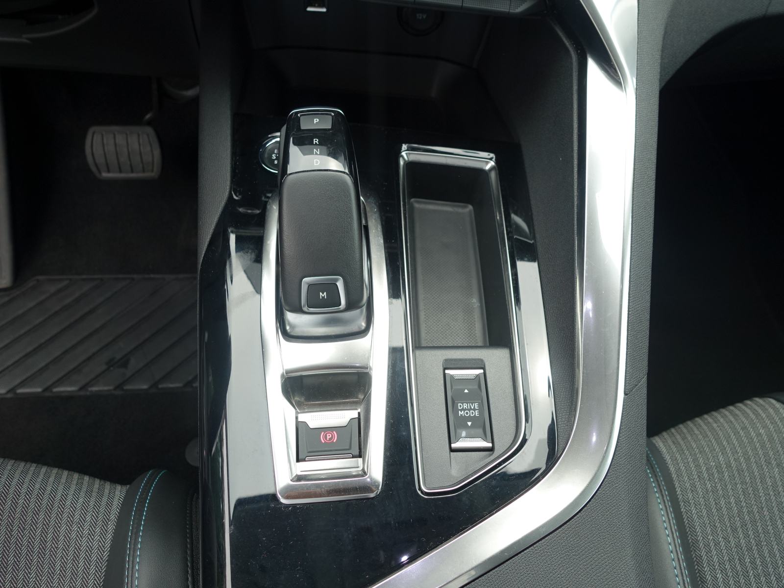 Peugeot 3008 1,5 HDi Allure Pack EAT8 / JAMSTVO + REGISTRACIJA, fotografija 14