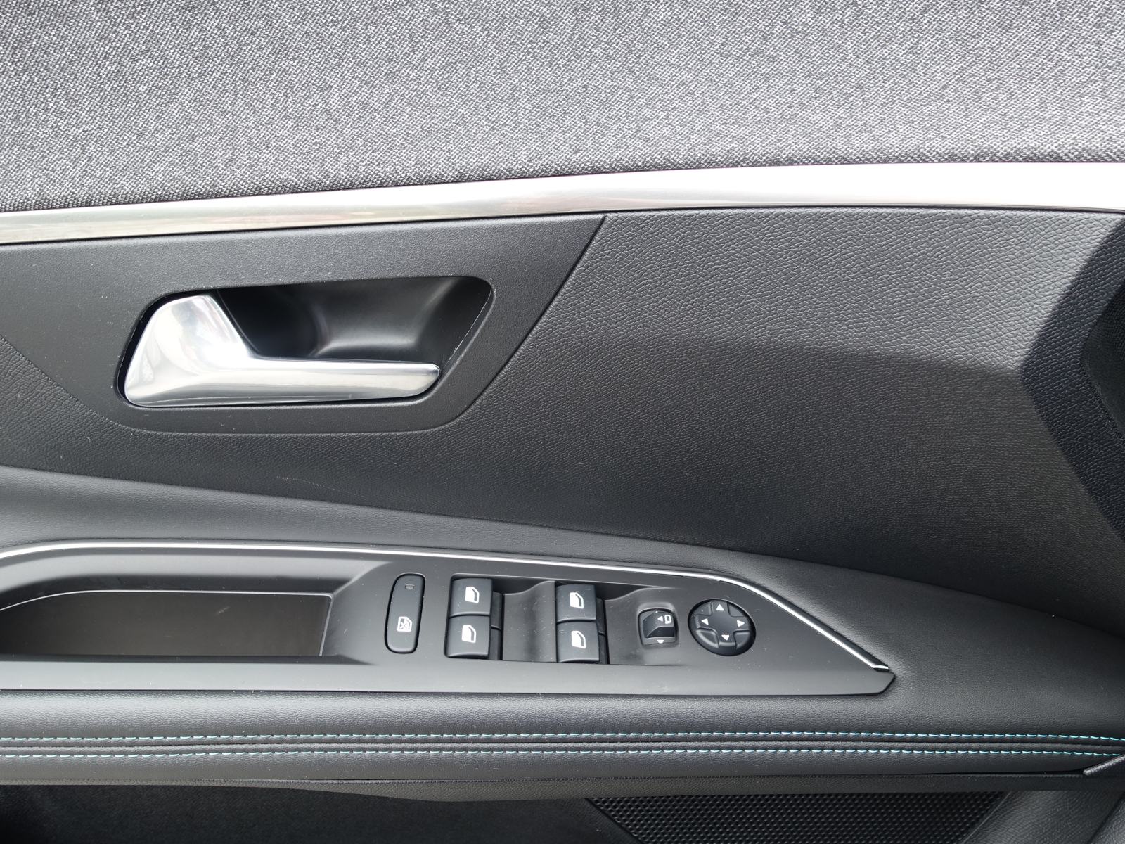 Peugeot 3008 1,5 HDi Allure Pack EAT8 / JAMSTVO + REGISTRACIJA, fotografija 19