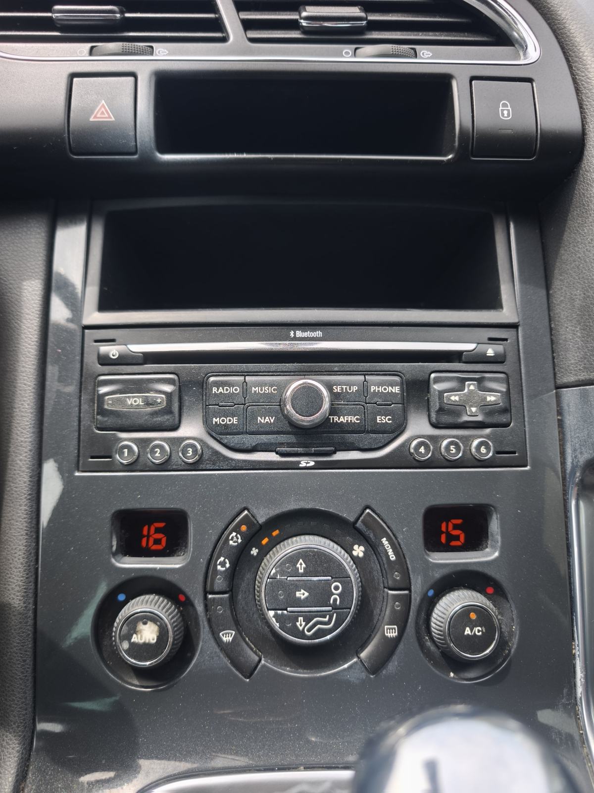 Peugeot 3008 1,6 HDi AUTOMATIK NAVI PARK PILOT SENZORI BLUETOOTH ECO, fotografija 20