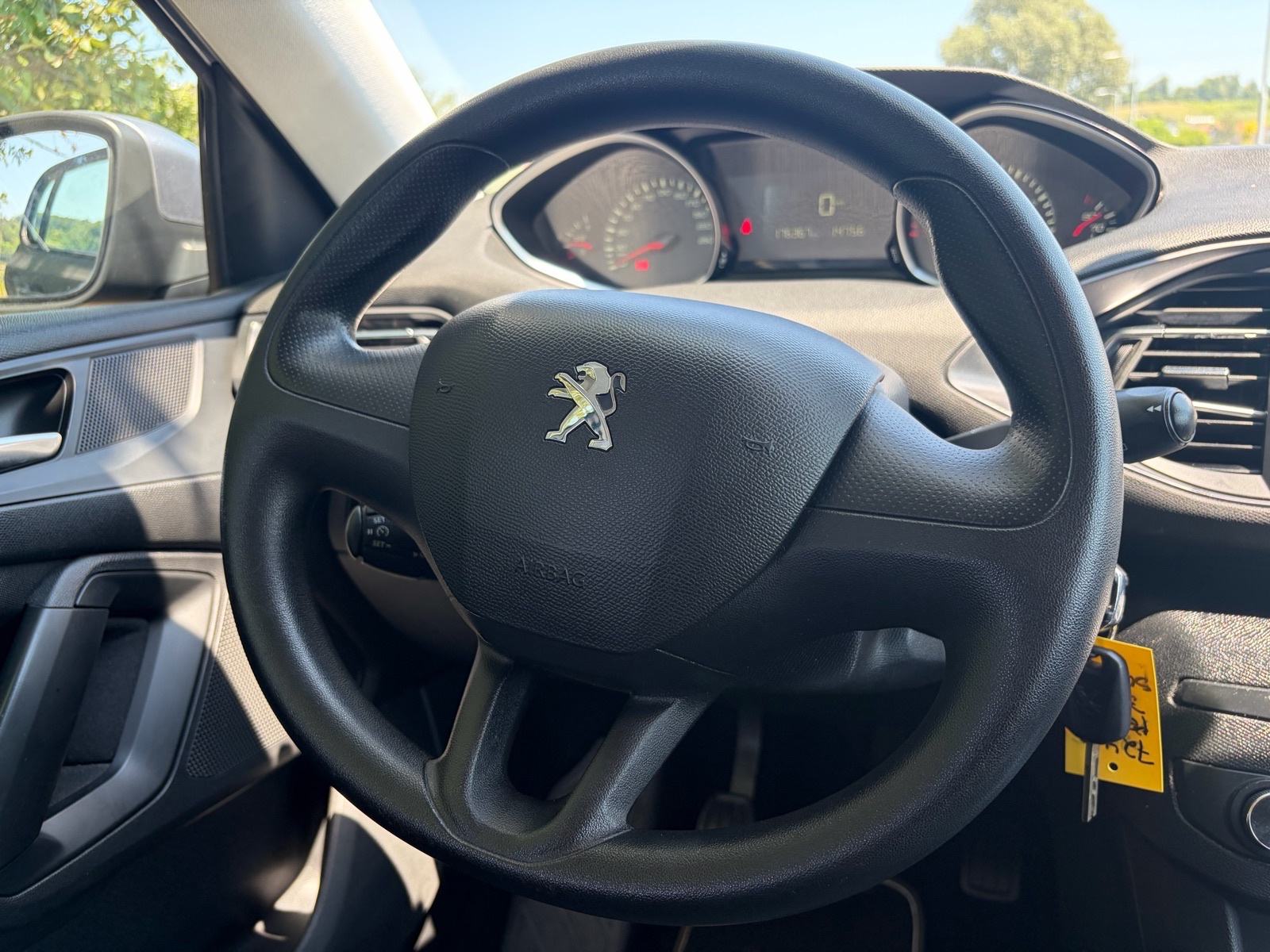 Peugeot 308 1,2 2014.g napravljen mali i veliki servis, fotografija 7