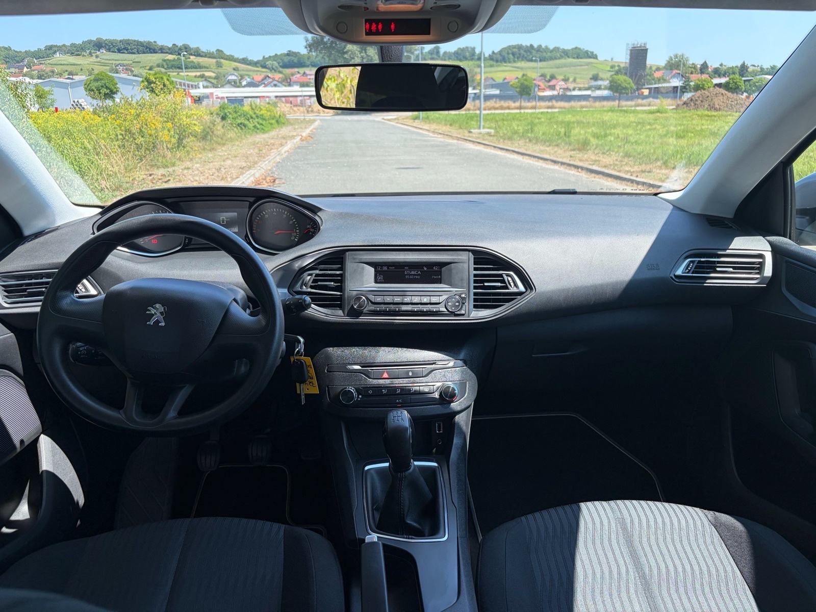 Peugeot 308 1,2 2014.g napravljen mali i veliki servis, fotografija 5