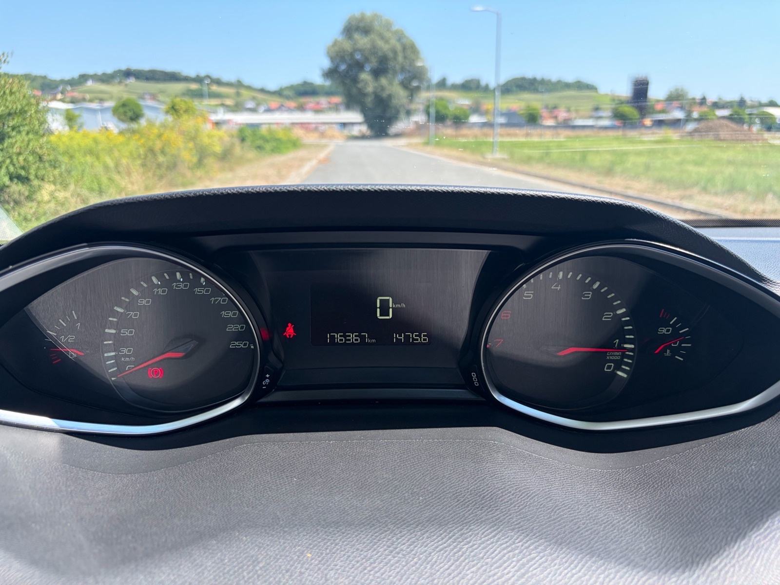 Peugeot 308 1,2 2014.g napravljen mali i veliki servis, fotografija 17