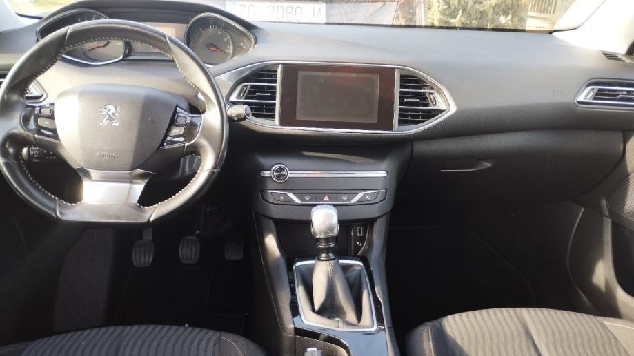 Peugeot 308 1,2 e-THP, fotografija 10