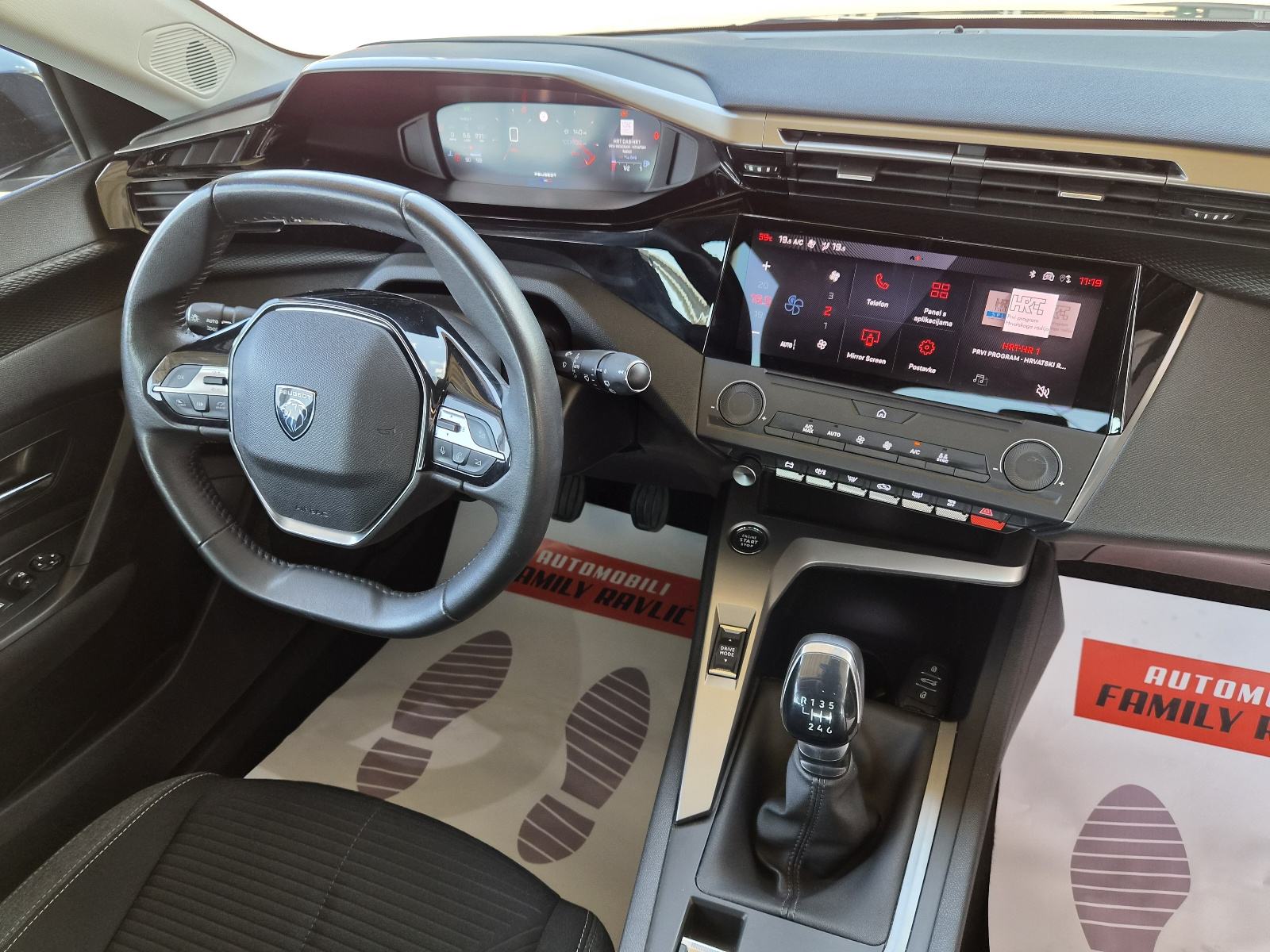 Peugeot 308 1,2 PureTech*100tkm*NapravljenVelikiServ.*NoviModel*, fotografija 18