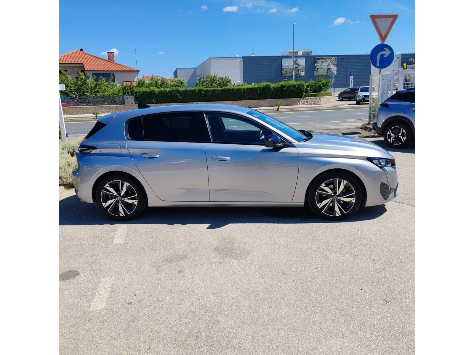 PEUGEOT 308 1.2 PureTech 130 KS ALLURE AUTOMATIK *VOZILO S JAMSTVOM*, fotografija 9