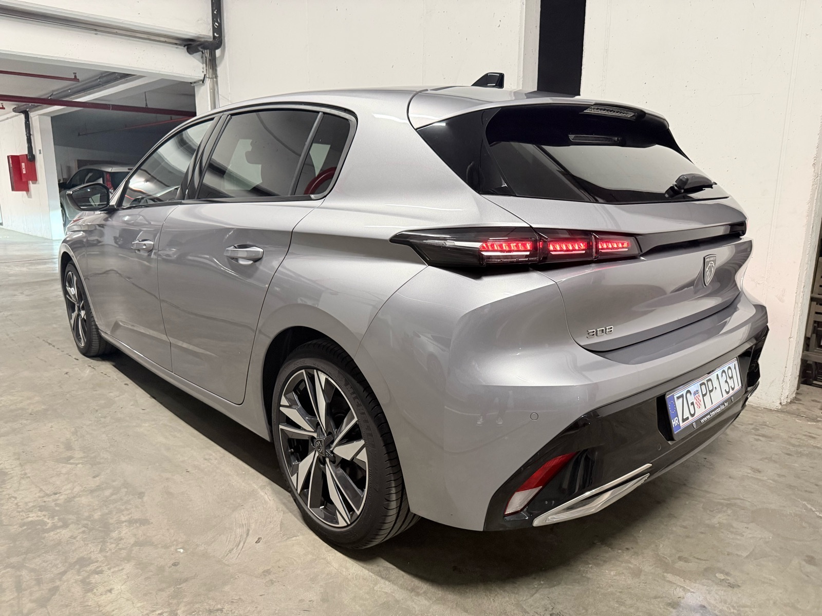Peugeot 308 1,2 PureTech • 130 KS • Allure • EAT8 • HR auto • u PDVu •, fotografija 2