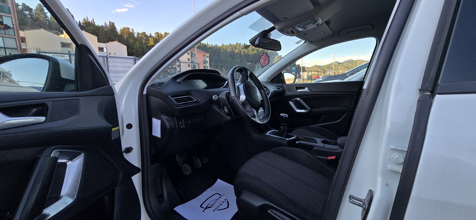 Peugeot 308 1,5 BlueHDi Registriran godinu dana!, fotografija 6