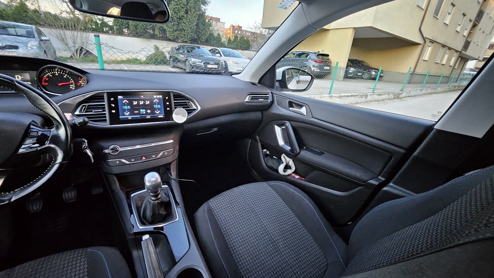 Peugeot 308 1,5 BlueHDi registriran do 06/2027, fotografija 13