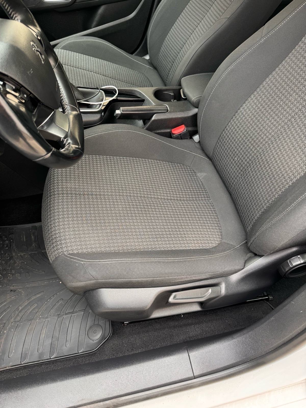 Peugeot 308 1,6 BlueHDi, fotografija 4