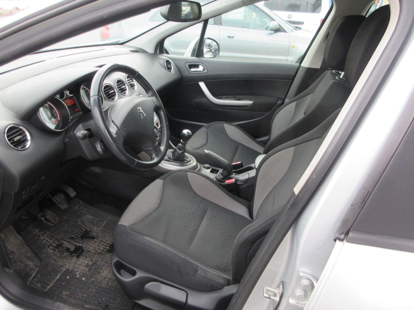 Peugeot 308 1,6 e-HDi,111Ks,Novo registriran,Nove Zimske Gume,Klima,., fotografija 8