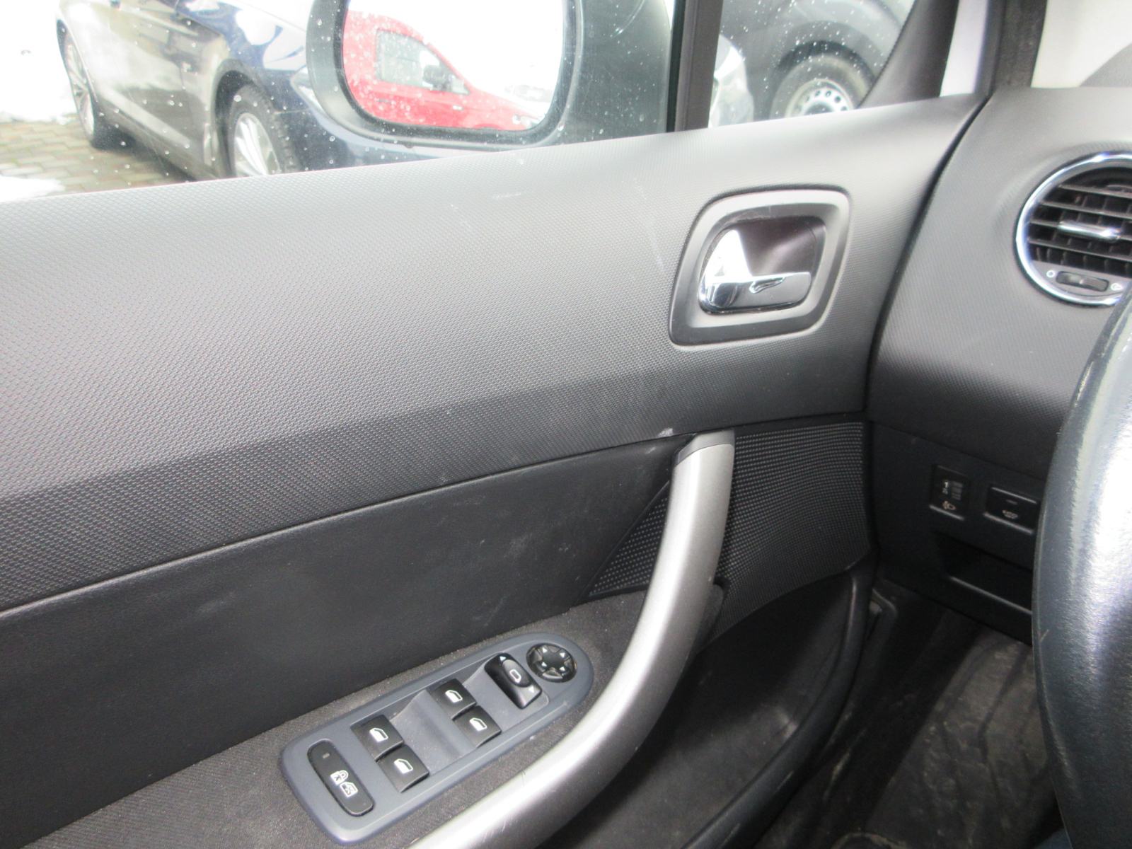 Peugeot 308 1,6 e-HDi,111Ks,Novo registriran,Nove Zimske Gume,Klima,., fotografija 11