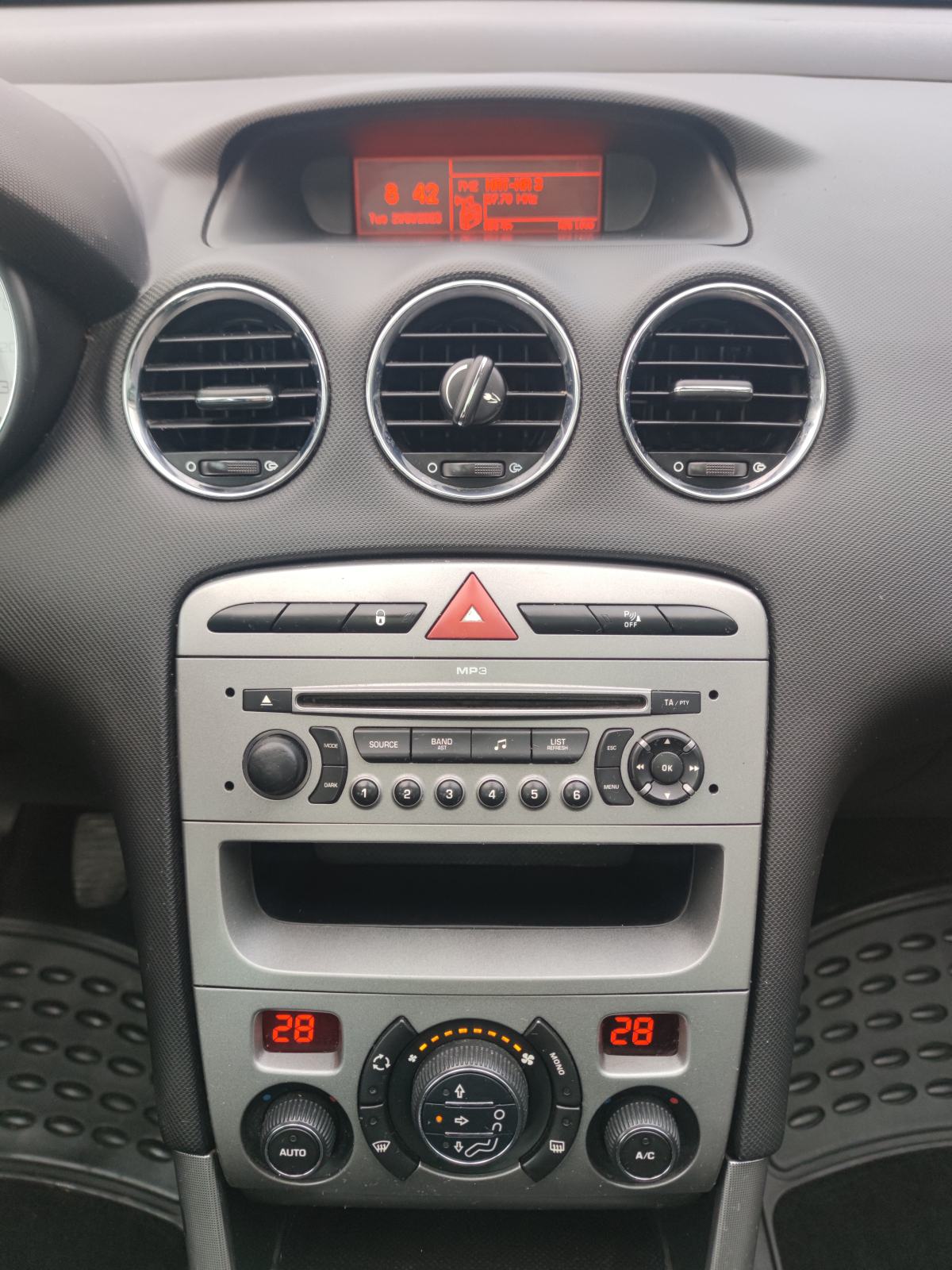 Peugeot 308 1,6 HDi PARKING SENZORI TEMPOMAT PANORAMA KROV PUTNI KOMP, fotografija 20