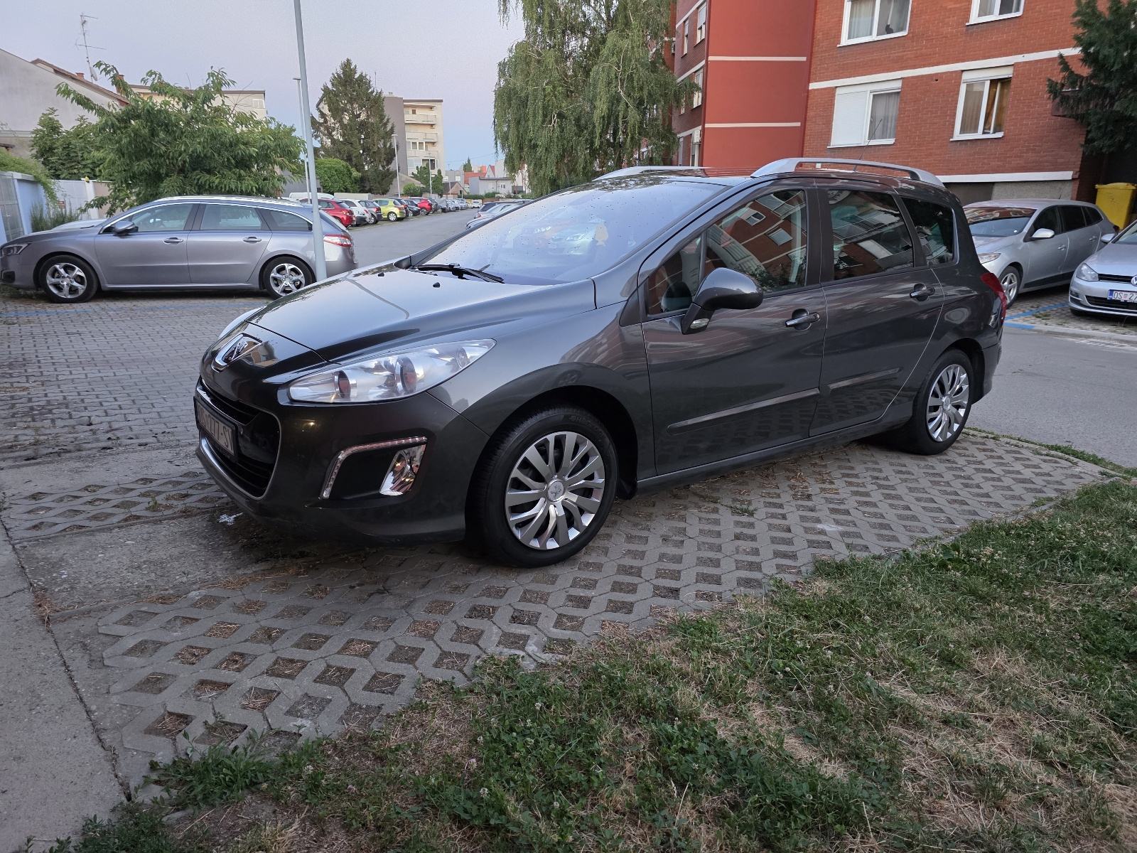 PEUGEOT 308SW 1,6 HDi,NAVI, BLUETOOTH,PARK.SENZORI,ODLIČAN - 3.450Eura, fotografija 2