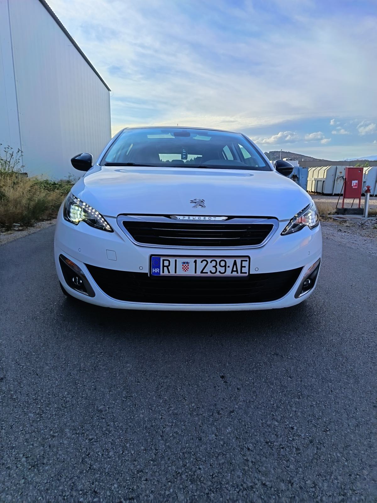 Peugeot 308 2,0 BlueHDi, fotografija 2
