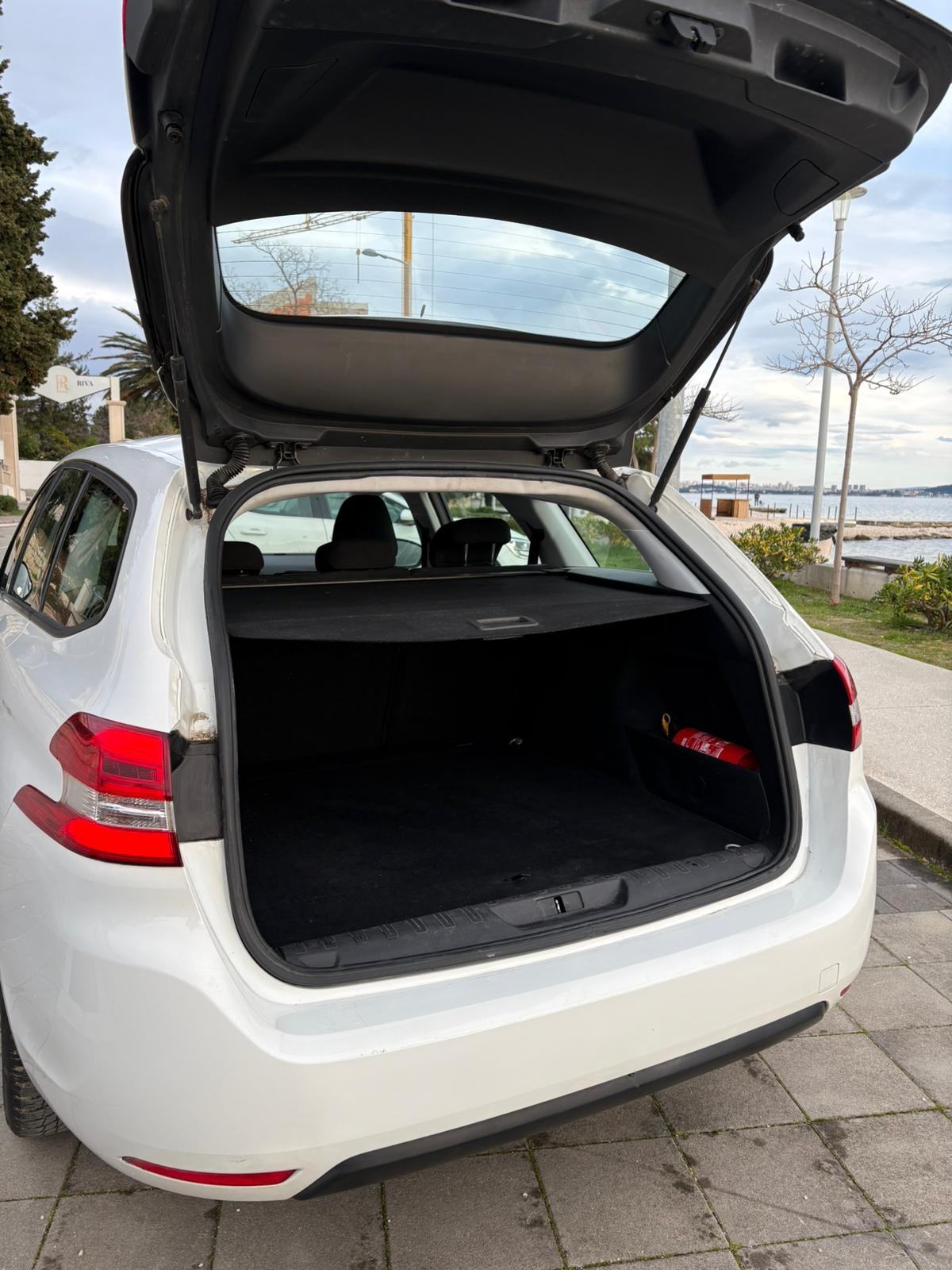 Peugeot 308 SW 1. 6 hdi, fotografija 6