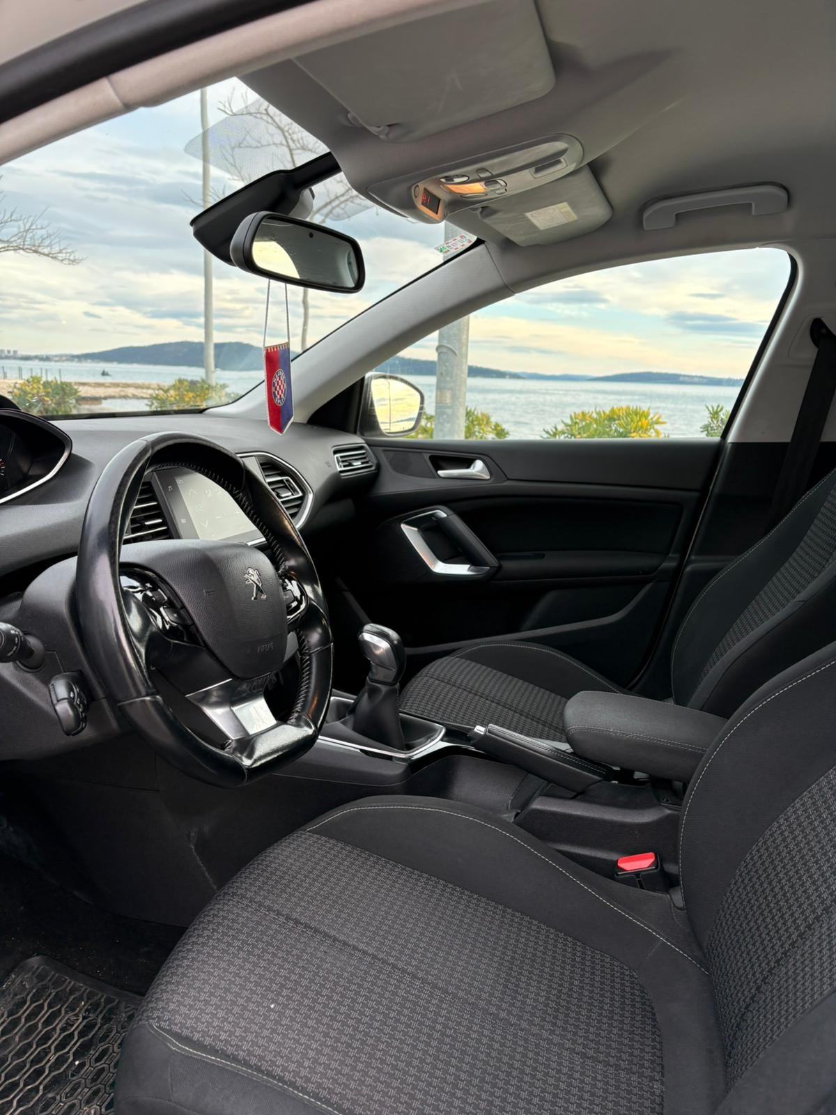 Peugeot 308 SW 1. 6 hdi, fotografija 5