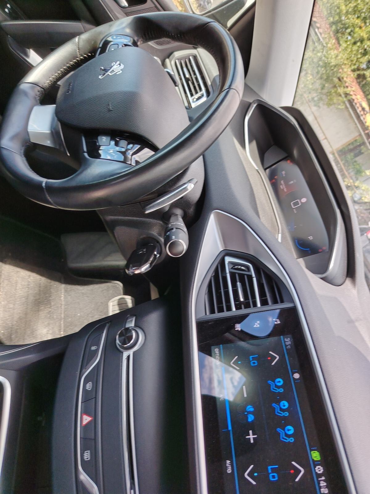 Peugeot 308 SW 1,2 automatik 8 brzina,registriran godinu dana, u pdv-u, fotografija 9