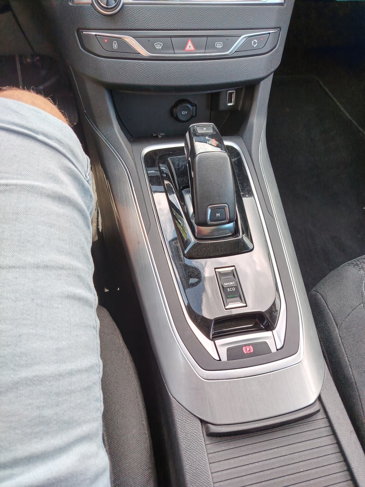 Peugeot 308 SW 1,2 automatik 8 brzina,registriran godinu dana, u pdv-u, fotografija 6