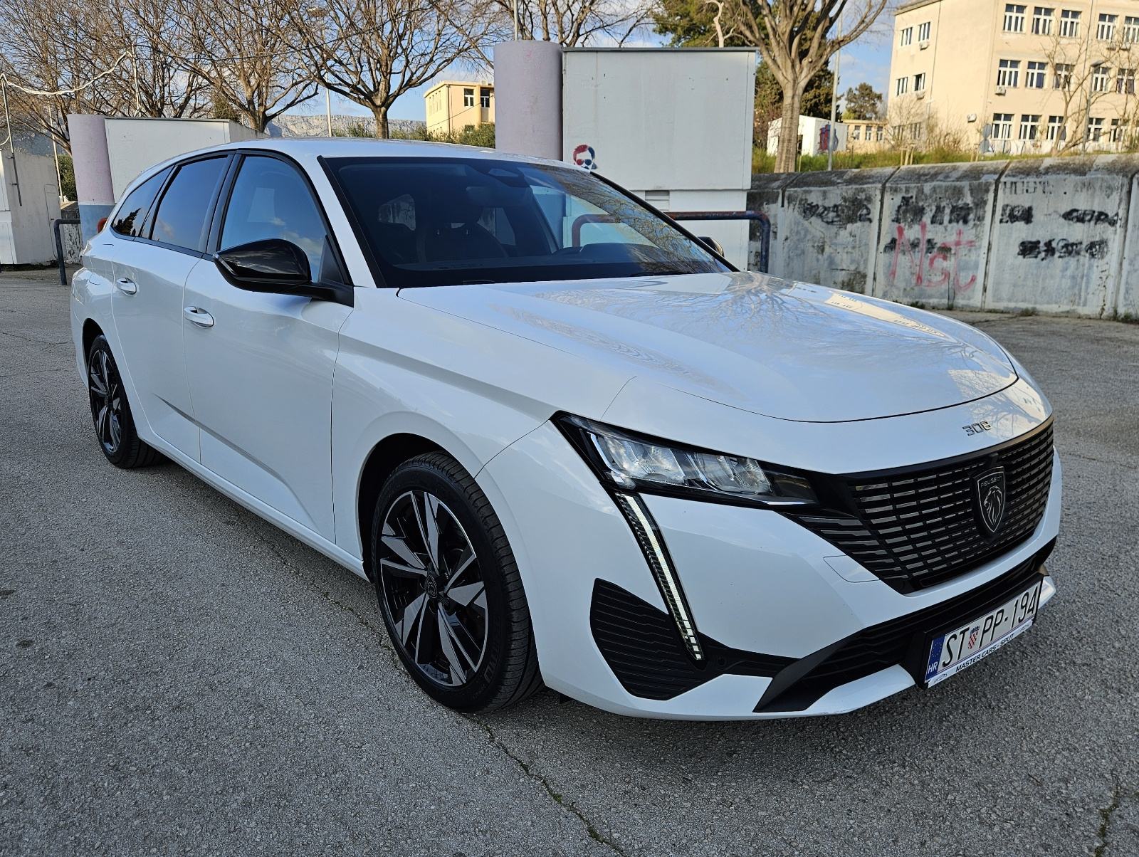 PEUGEOT 308 SW 1,2 TURBO 130KS • FULL ALLURE OPREMA • SAMO 45.000 KM, fotografija 7