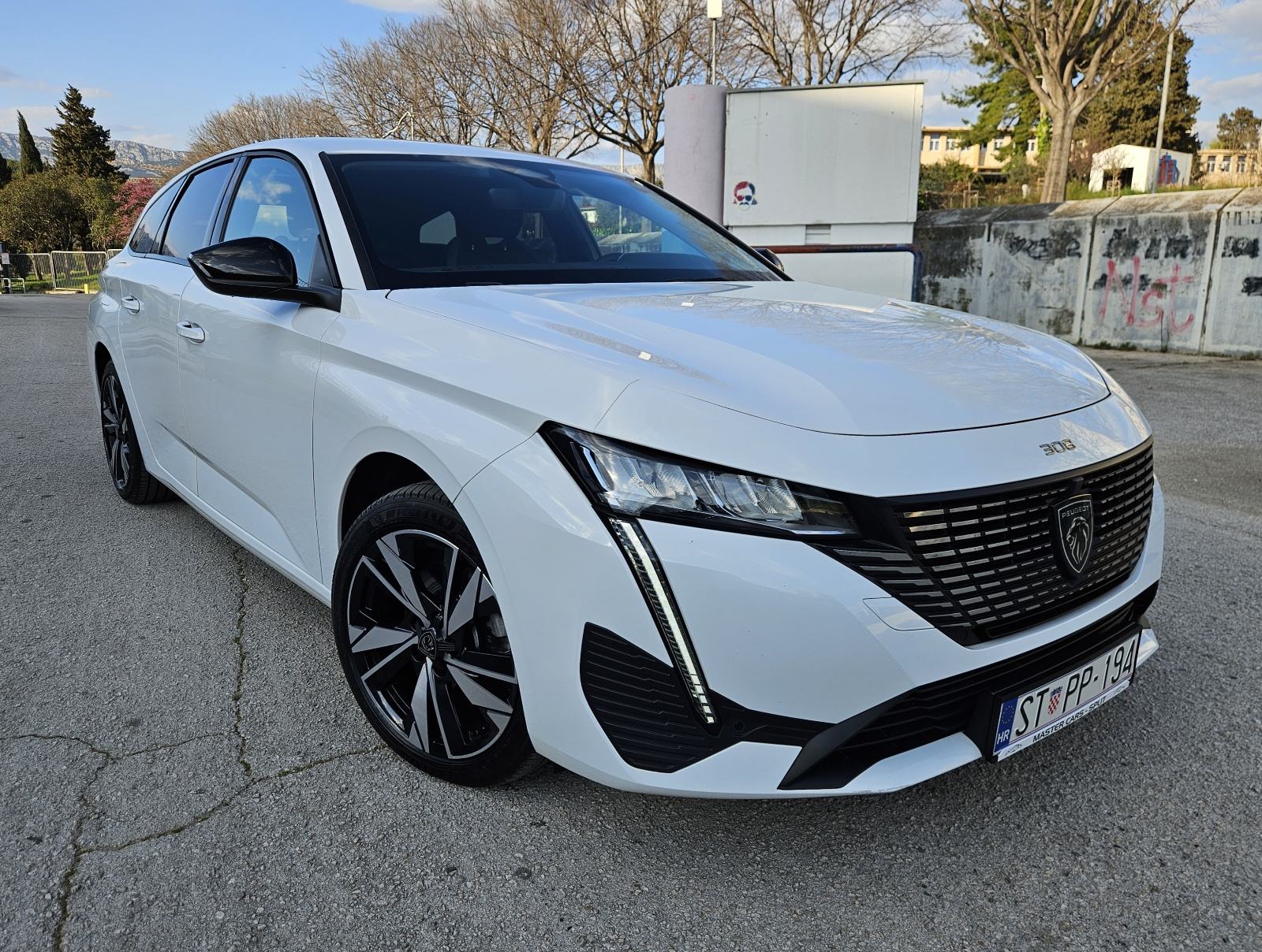 PEUGEOT 308 SW 1,2 TURBO 130KS • FULL ALLURE OPREMA • SAMO 45.000 KM, pogled izvana - slika 2