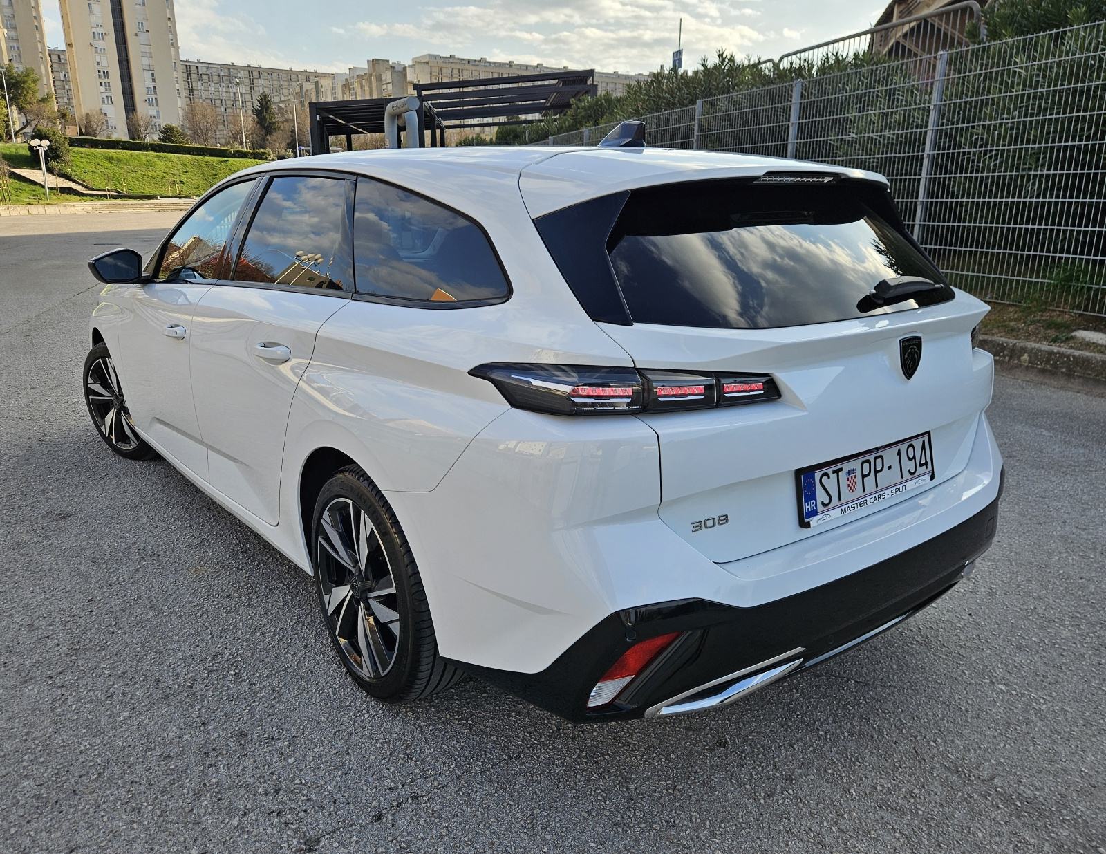 PEUGEOT 308 SW 1,2 TURBO 130KS • FULL ALLURE OPREMA • SAMO 45.000 KM, pogled izvana - slika 4
