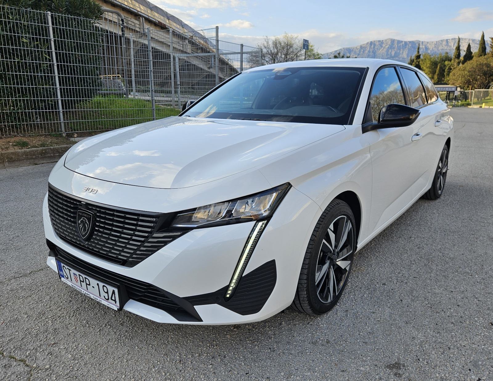 PEUGEOT 308 SW 1,2 TURBO 130KS • FULL ALLURE OPREMA • SAMO 45.000 KM, pogled izvana - slika 5