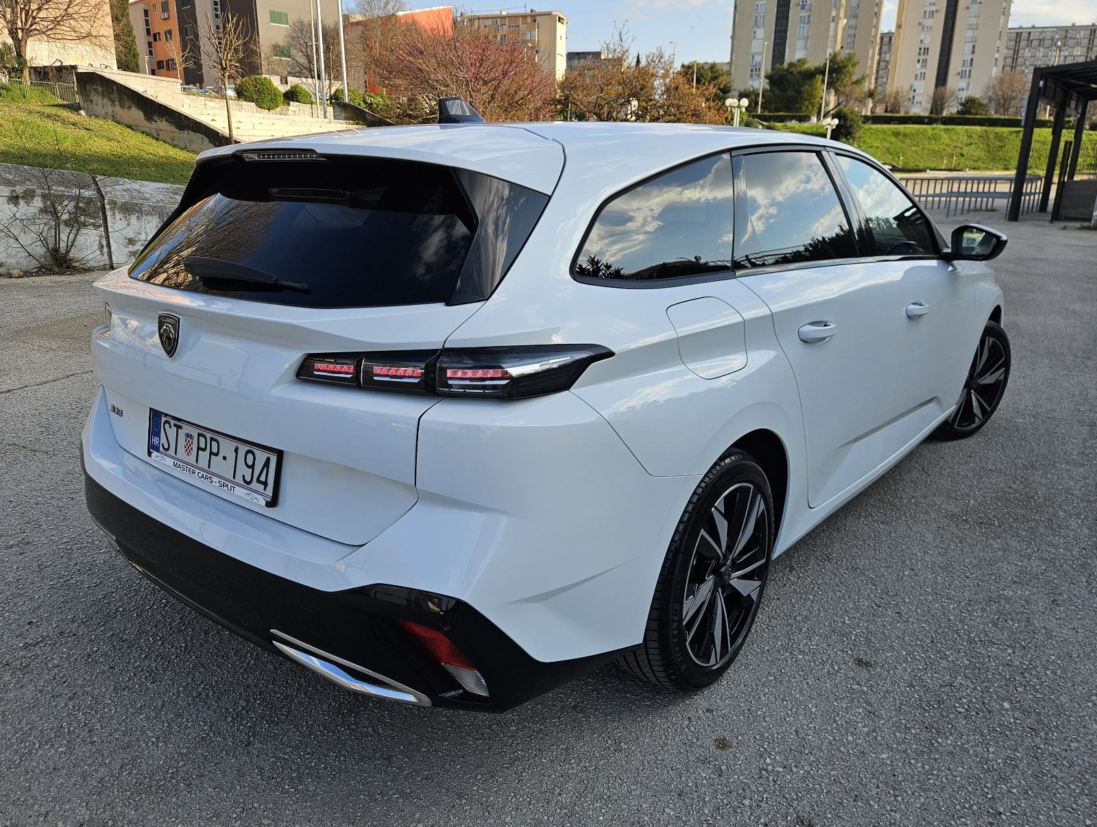 PEUGEOT 308 SW 1,2 TURBO 130KS • FULL ALLURE OPREMA • SAMO 45.000 KM, pogled izvana - slika 3