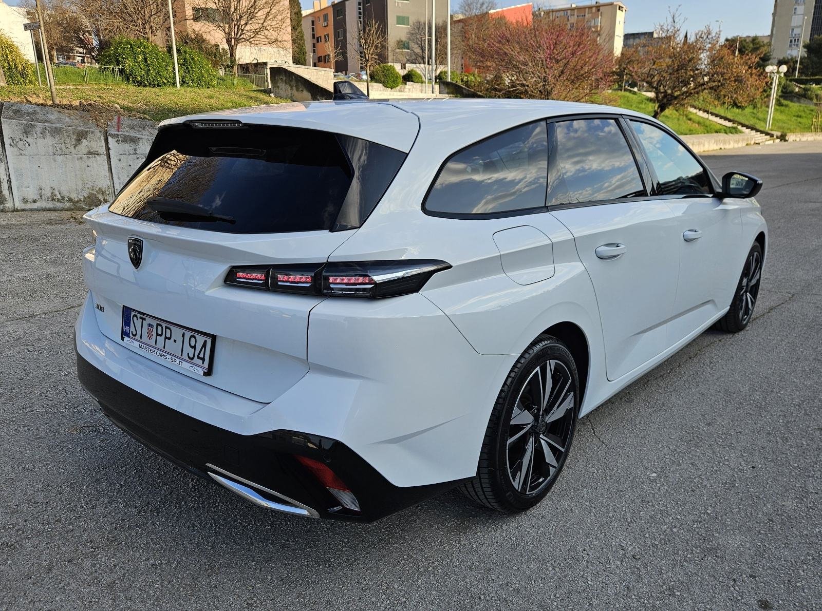 PEUGEOT 308 SW 1,2 TURBO 130KS • FULL ALLURE OPREMA • SAMO 45.000 KM, fotografija 9