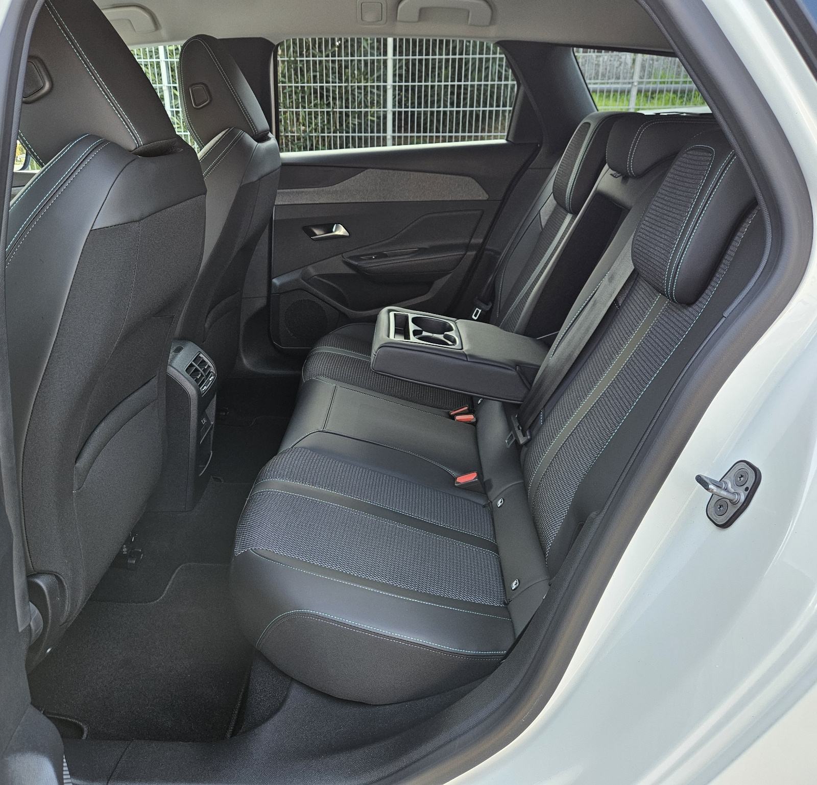 PEUGEOT 308 SW 1,2 TURBO 130KS • FULL ALLURE OPREMA • SAMO 45.000 KM, fotografija 16