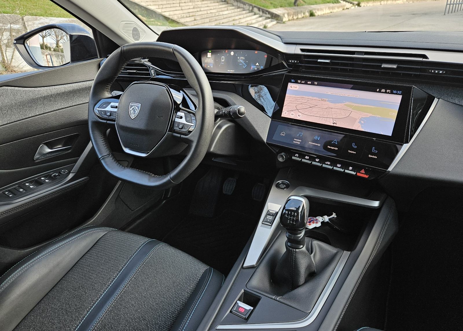 PEUGEOT 308 SW 1,2 TURBO 130KS • FULL ALLURE OPREMA • SAMO 45.000 KM, fotografija 18