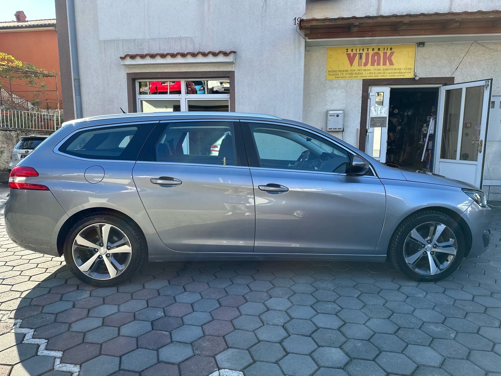 Peugeot 308 SW 1,6 BlueHDi automatik- PANORAMA-KAMERA-PARK SENZORI, fotografija 6