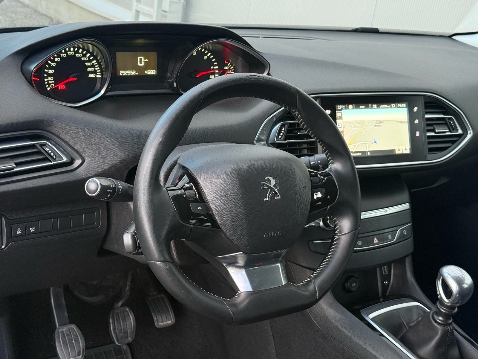 PEUGEOT 308 SW 1,6 BlueHDi-TEMPOMAT-NAVIGACIJA-LED-PARK SENZORI, fotografija 9