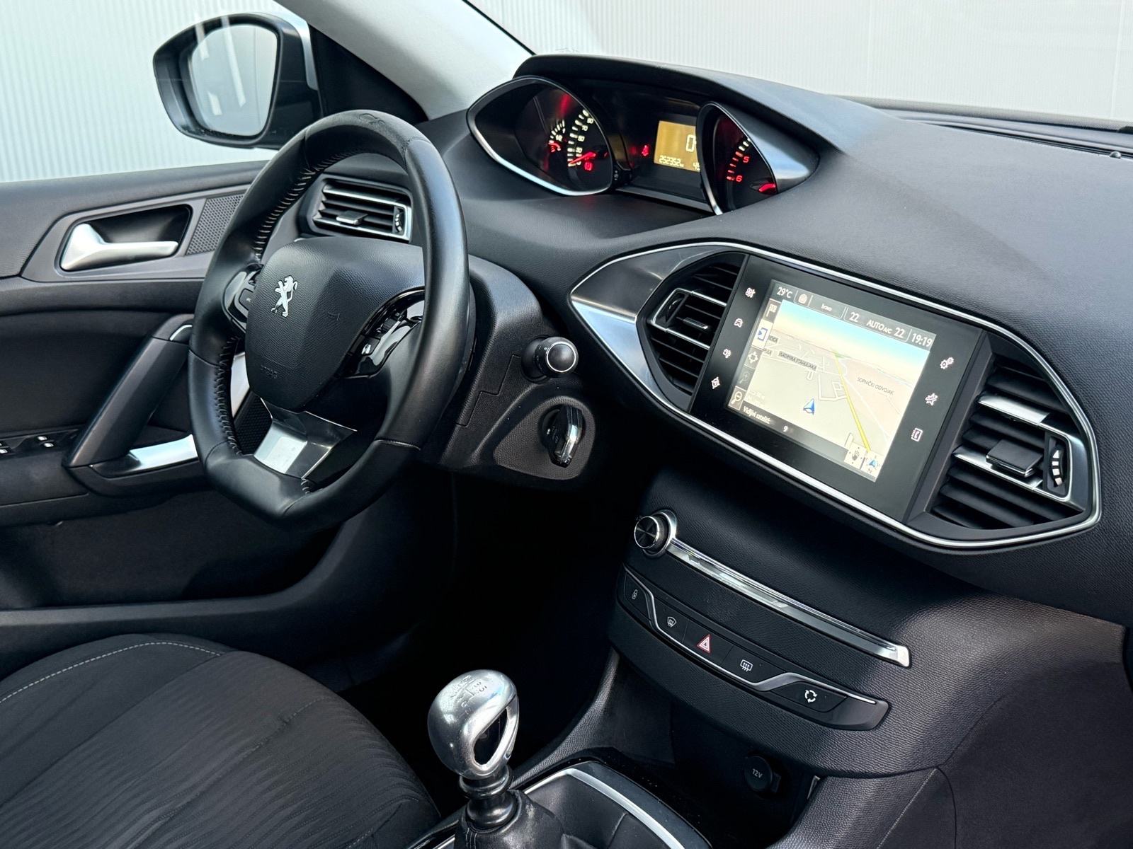PEUGEOT 308 SW 1,6 BlueHDi-TEMPOMAT-NAVIGACIJA-LED-PARK SENZORI, fotografija 10