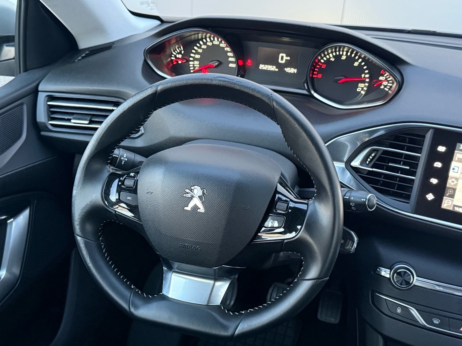 PEUGEOT 308 SW 1,6 BlueHDi-TEMPOMAT-NAVIGACIJA-LED-PARK SENZORI, fotografija 12