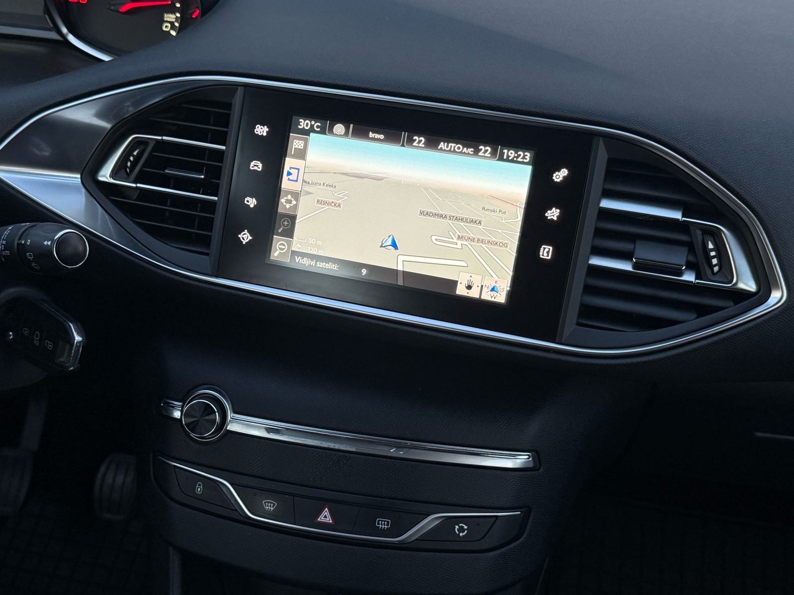 PEUGEOT 308 SW 1,6 BlueHDi-TEMPOMAT-NAVIGACIJA-LED-PARK SENZORI, fotografija 13