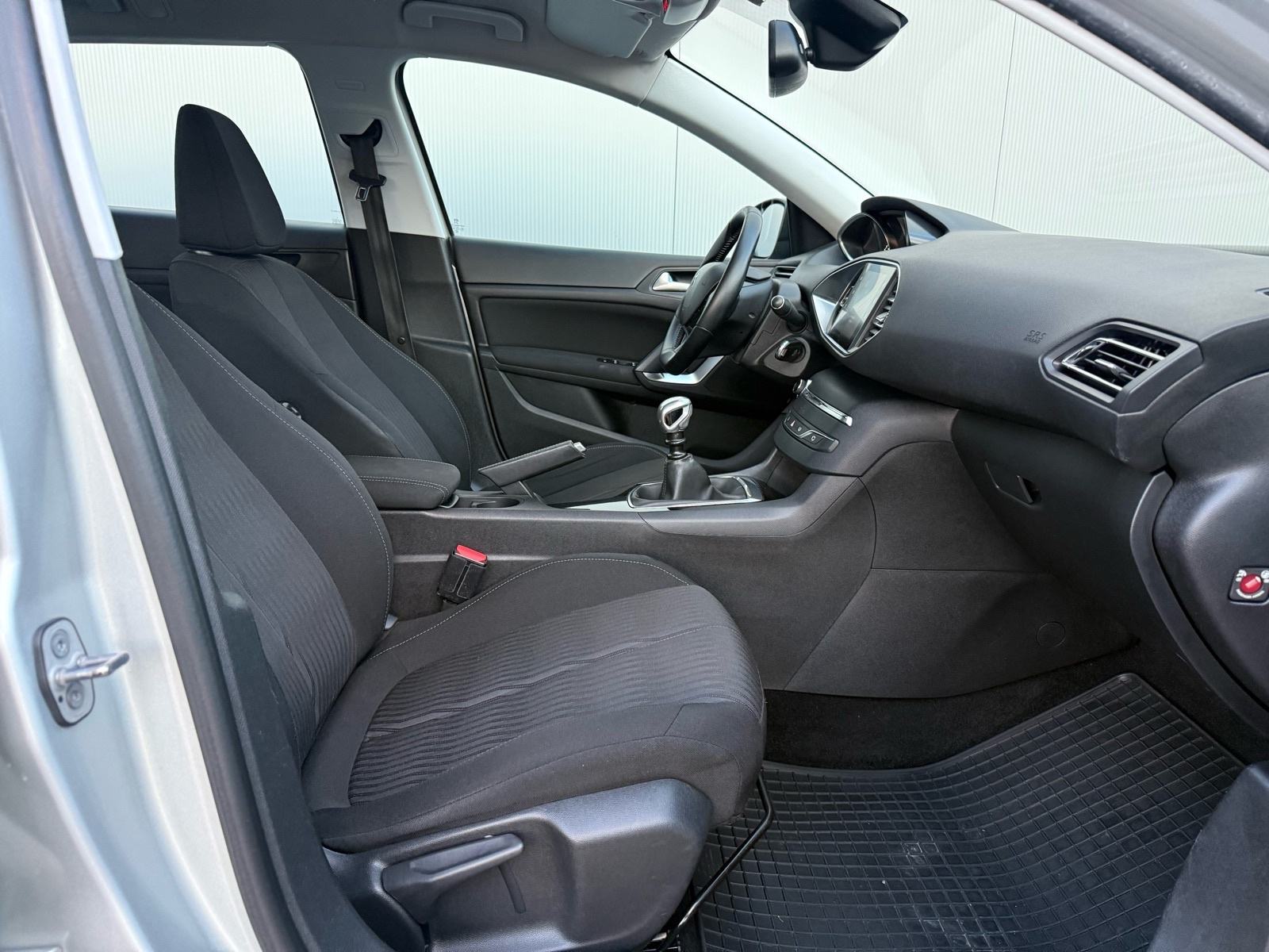 PEUGEOT 308 SW 1,6 BlueHDi-TEMPOMAT-NAVIGACIJA-LED-PARK SENZORI, fotografija 15