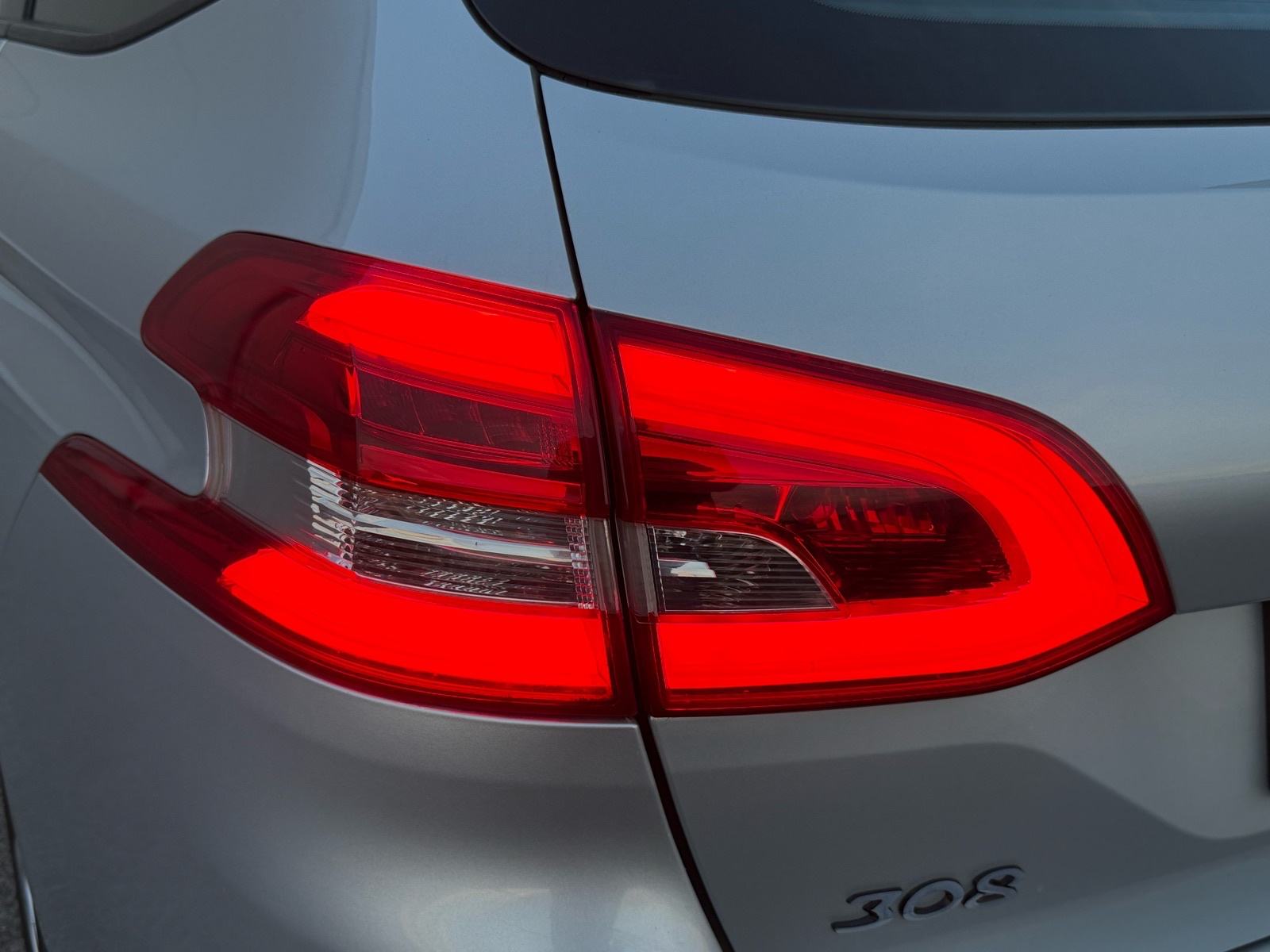PEUGEOT 308 SW 1,6 BlueHDi-TEMPOMAT-NAVIGACIJA-LED-PARK SENZORI, fotografija 19