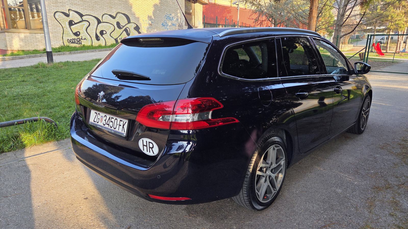 Peugeot 308 SW PureTech96kw/130ks, Allure, 90 000km,HR auto odličan, fotografija 5