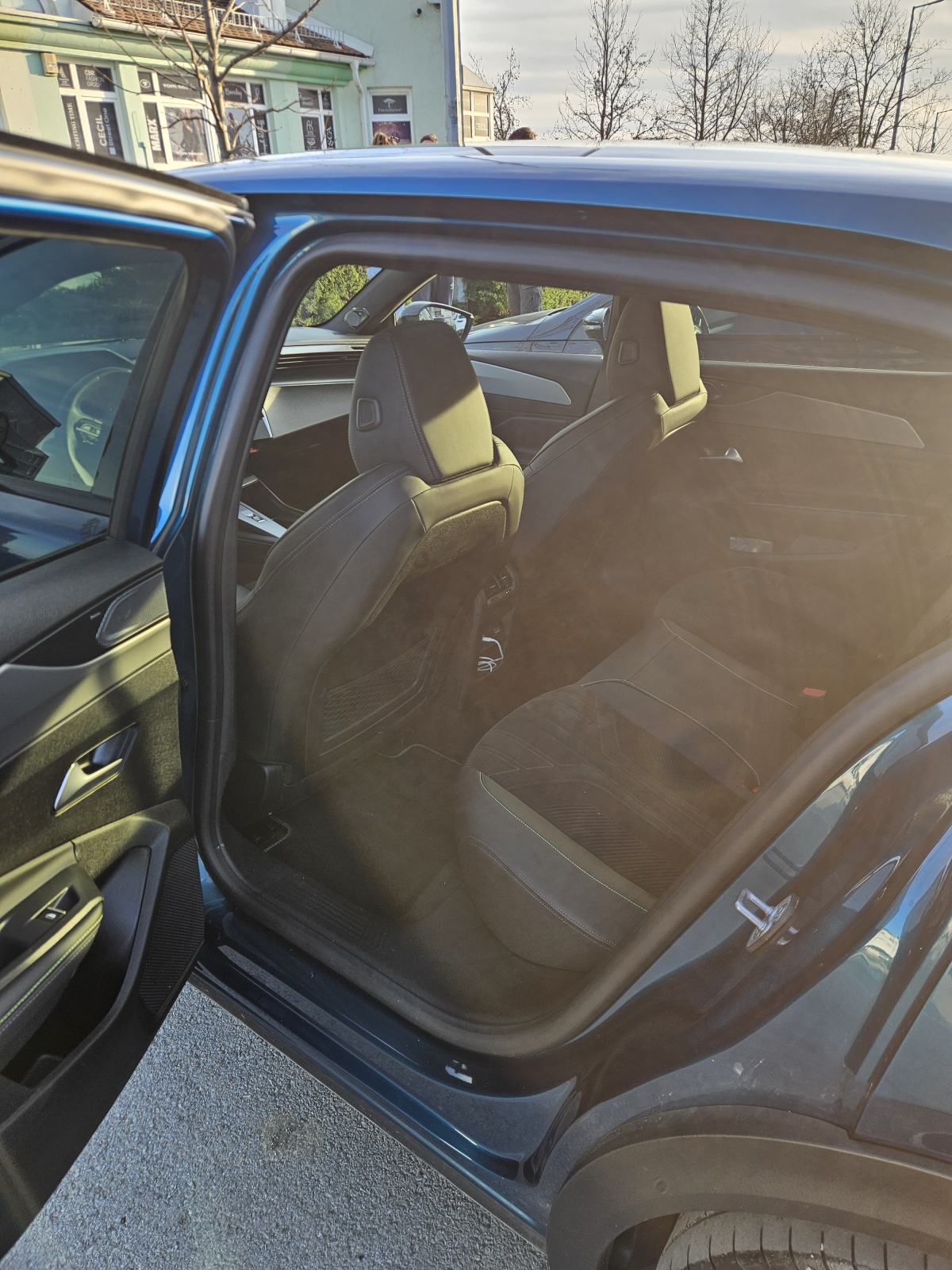 Peugeot 408 GT plugin hybrid 225KS, full oprema, krovni prozor, fotografija 13