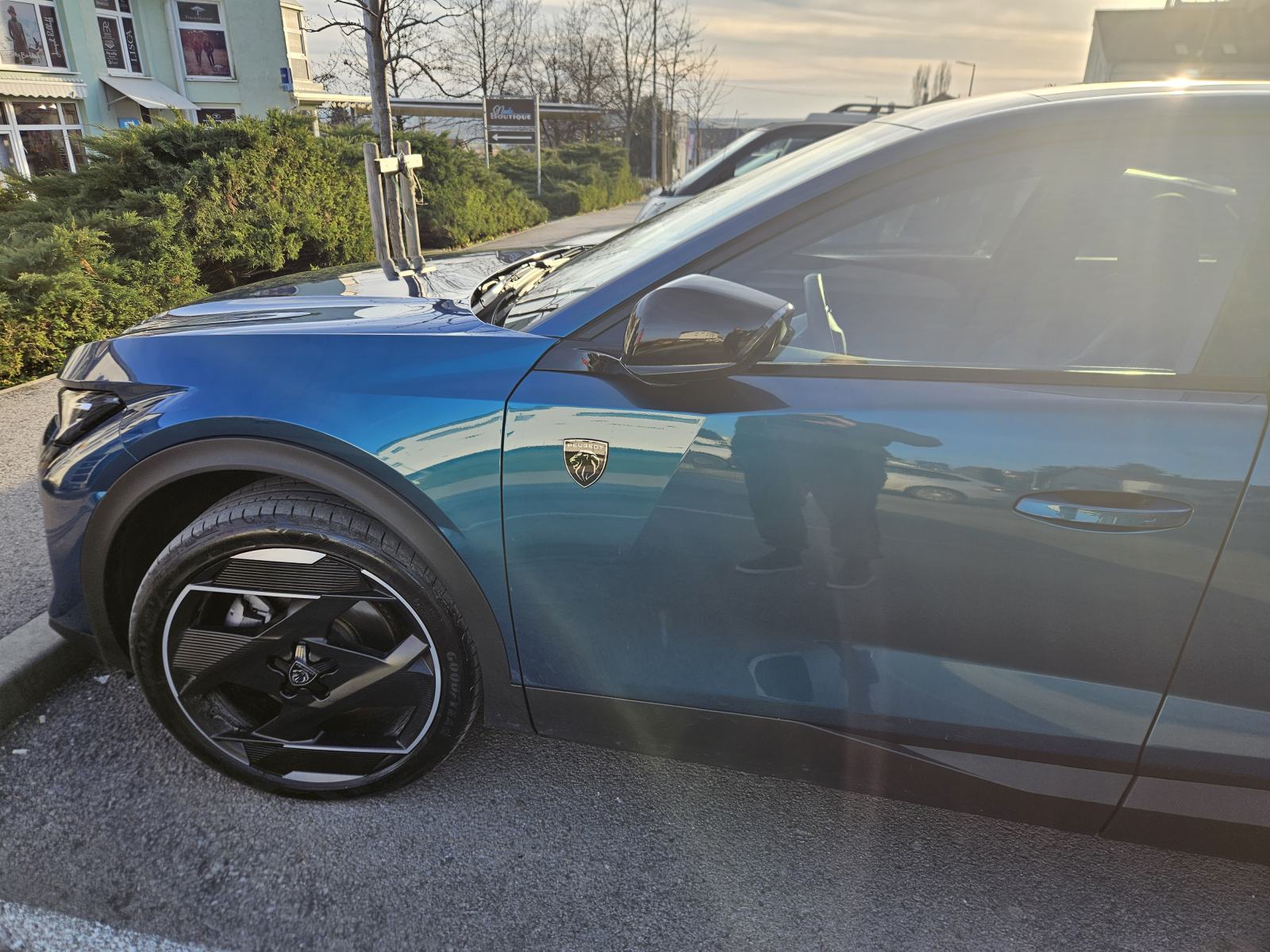 Peugeot 408 GT plugin hybrid 225KS, full oprema, krovni prozor, fotografija 4