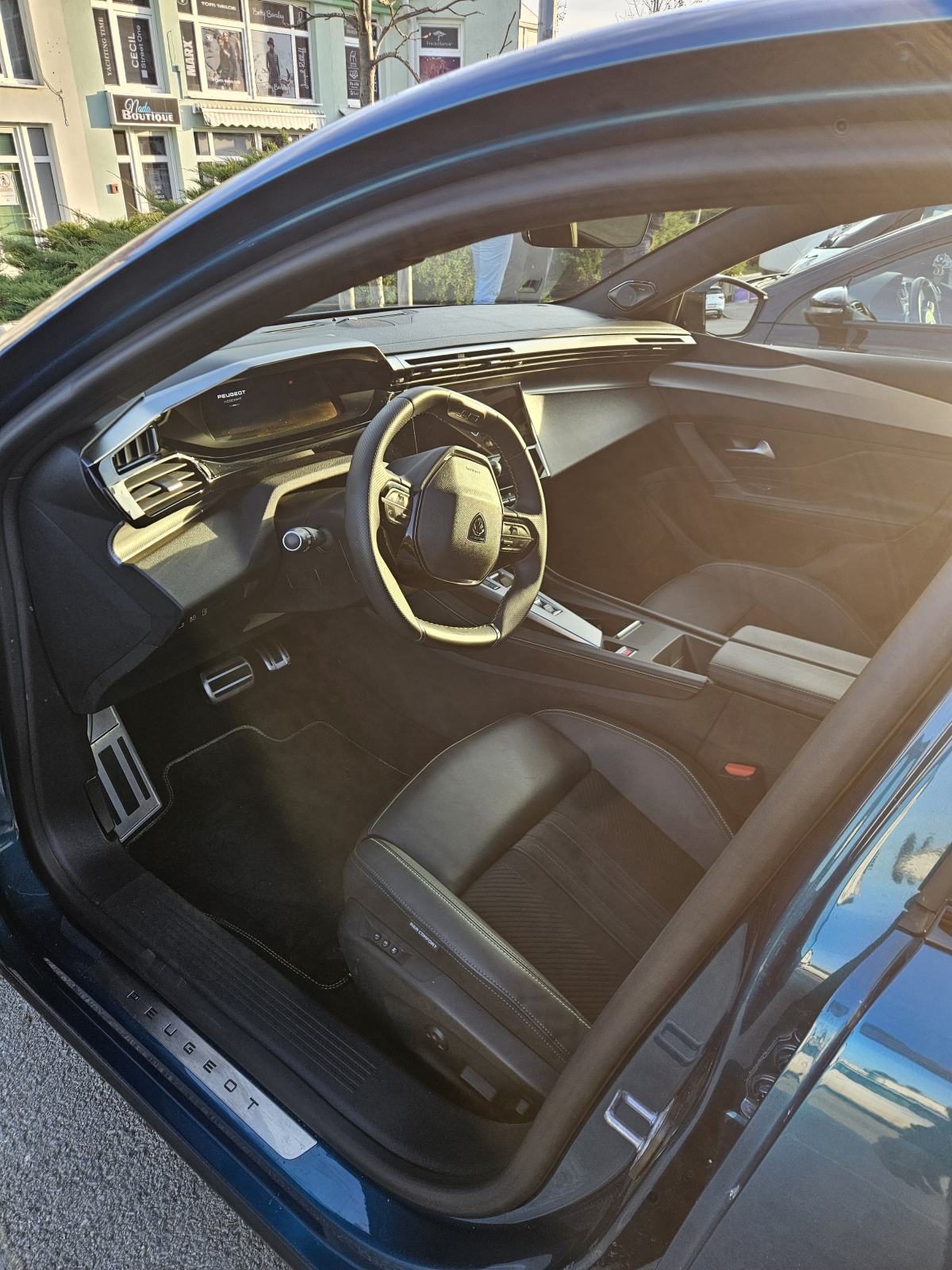 Peugeot 408 GT plugin hybrid 225KS, full oprema, krovni prozor, fotografija 14