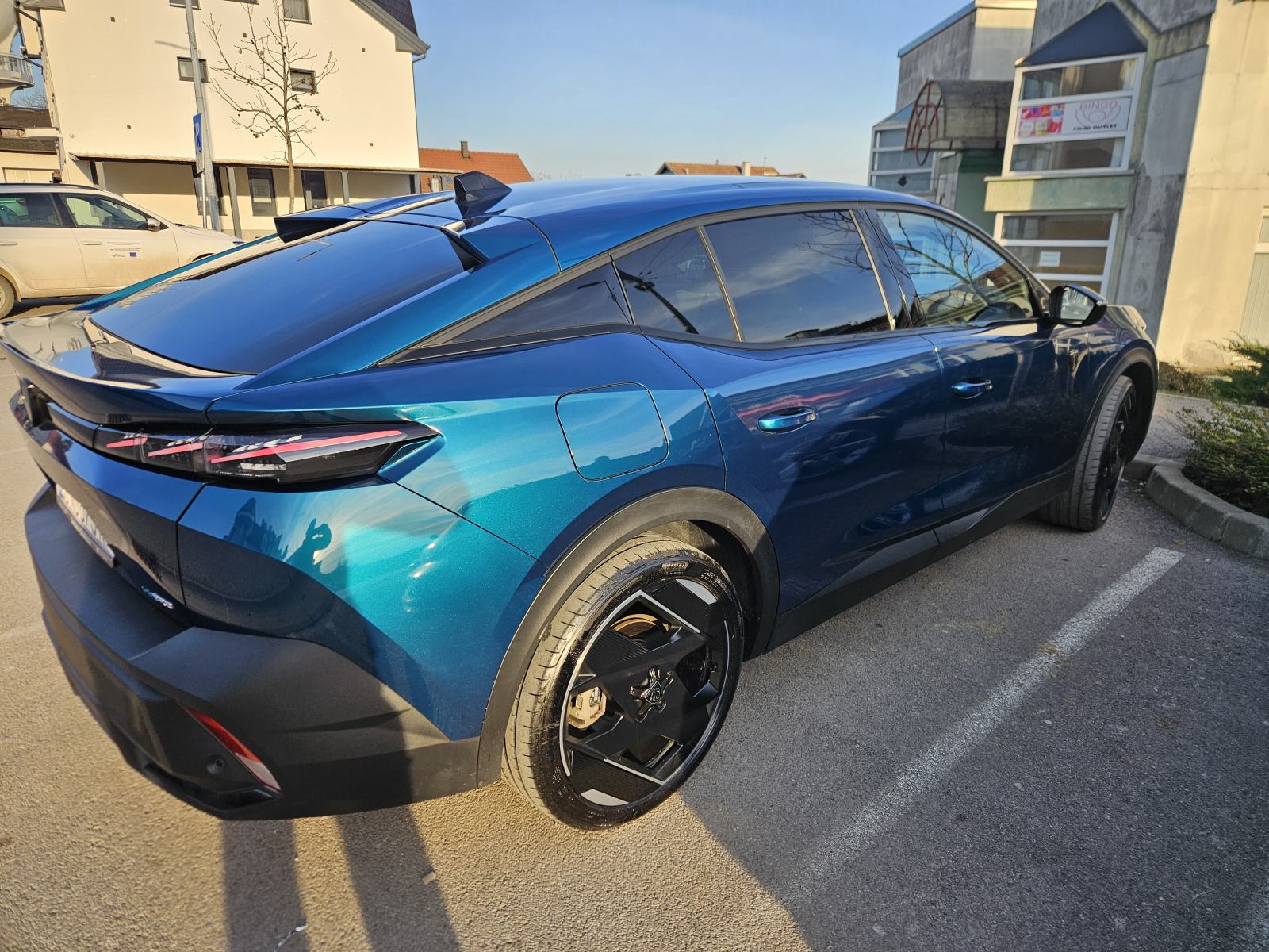 Peugeot 408 GT plugin hybrid 225KS, full oprema, krovni prozor, fotografija 8